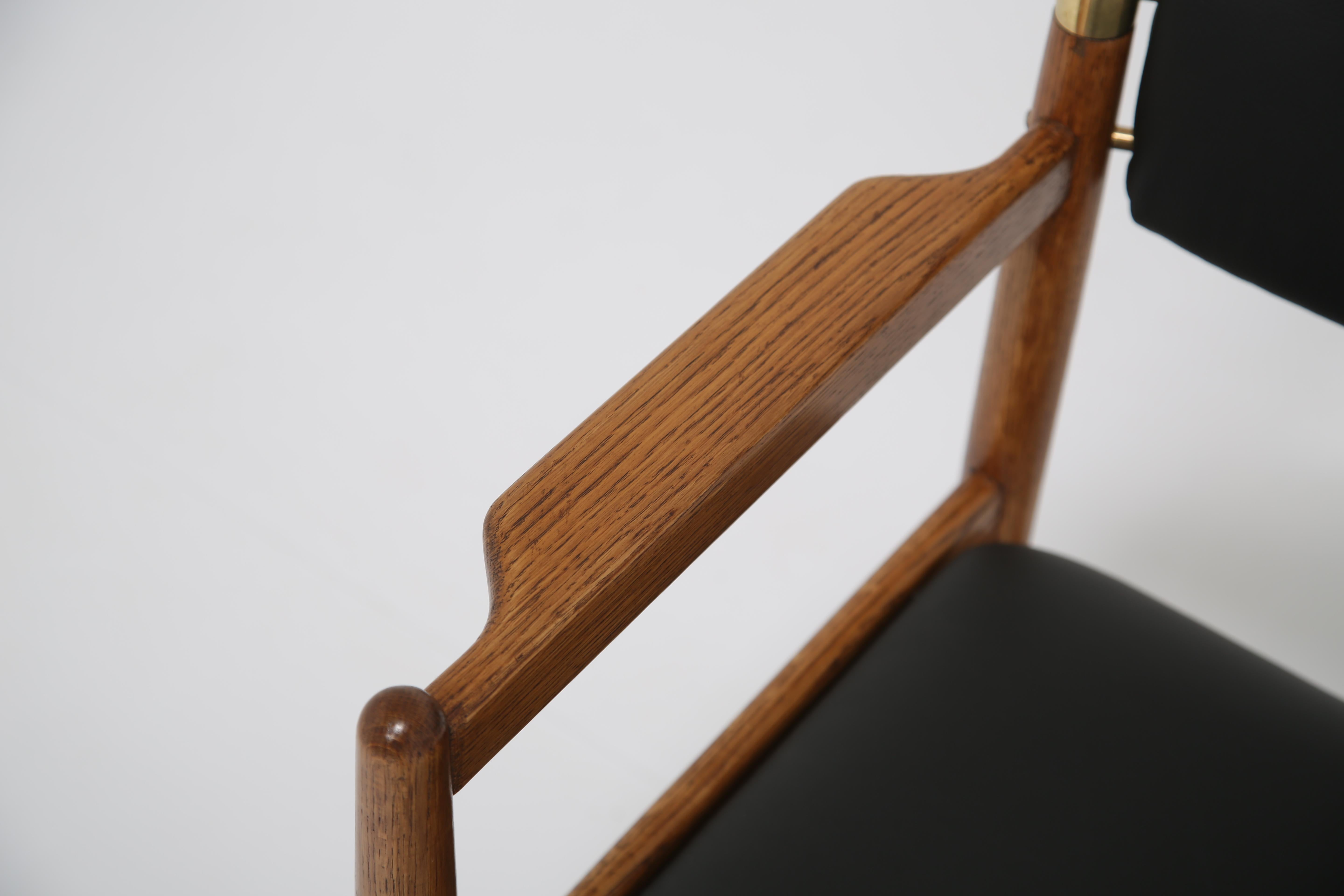 Disegnata dal famoso designer danese Børge Mogensen e prodotta da Karl Andersson & Sons in Svezia negli anni '60, questa poltrona in quercia è un raffinato esempio di design moderno scandinavo. La struttura in rovere massiccio è stata completamente