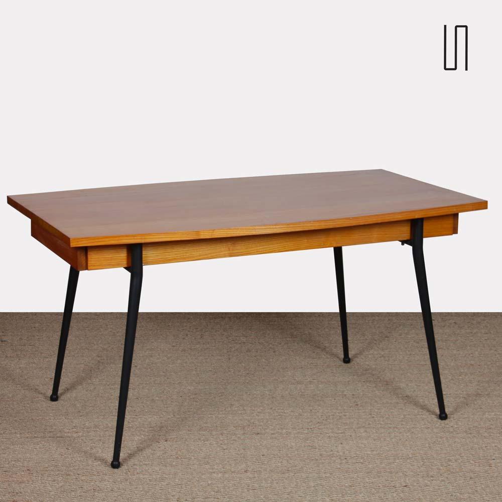 This vintage dining table dates from the 1960s. The oak top has been restored. The legs are in black-painted metal. This dining table is in good condition.