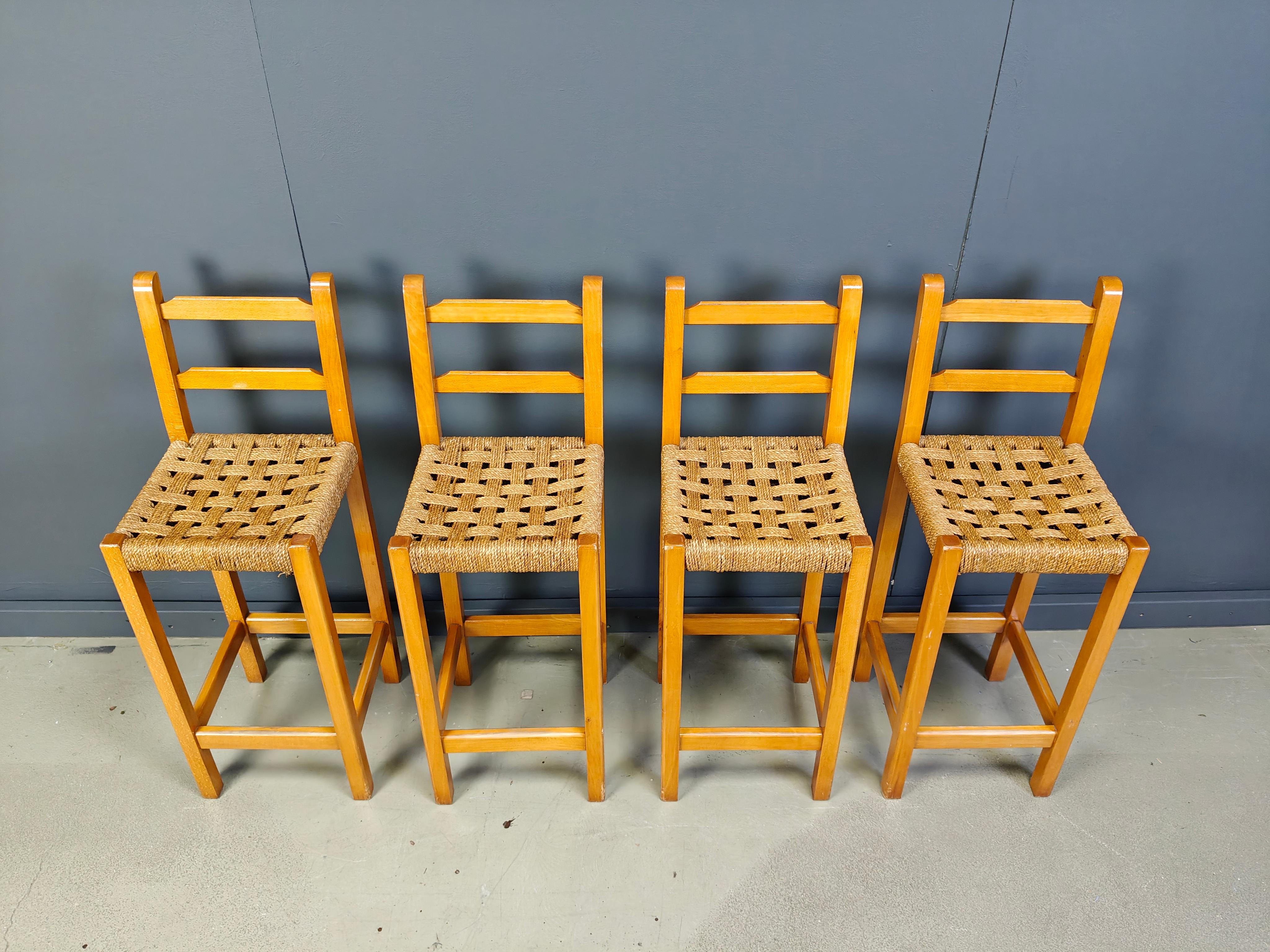 
Rustikale Barhocker mit Eichenholzrahmen und schönen Papierkordelsitzen.

Sehr robuste Hocker.

Hergestellt in Belgien in den 1960er Jahren 

Sehr guter Zustand

Abmessungen:
Höhe: 100cm
Breite x Tiefe: 38cm
Sitzhöhe: 70cm

Ref.: 25081310

*Der
