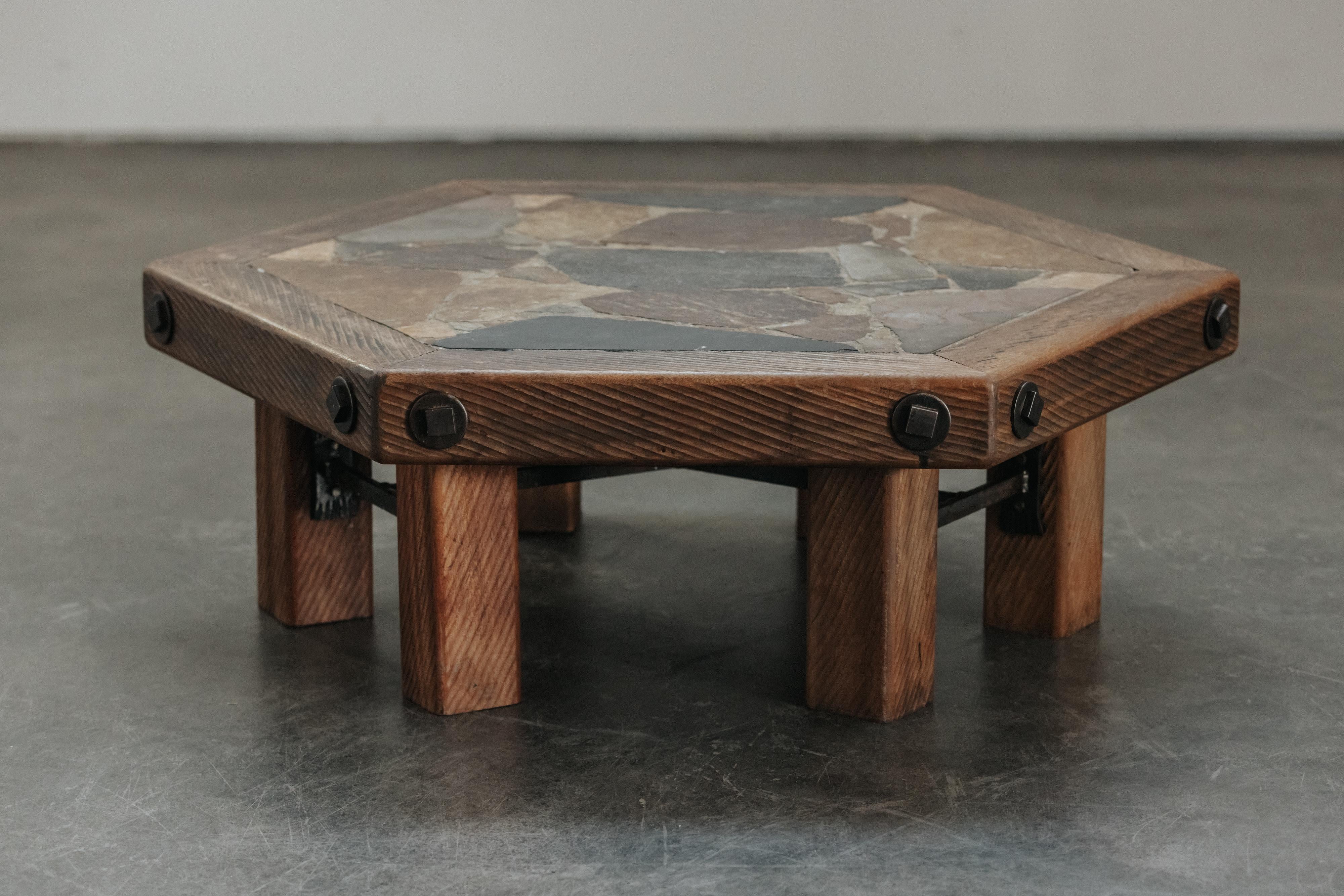  Tavolino da caffè vintage in Oak e pietra dalla Francia, circa 1960.  Piano in Oak e pietra intarsiata con base in ferro e rovere.  Leggera patina e uso.
