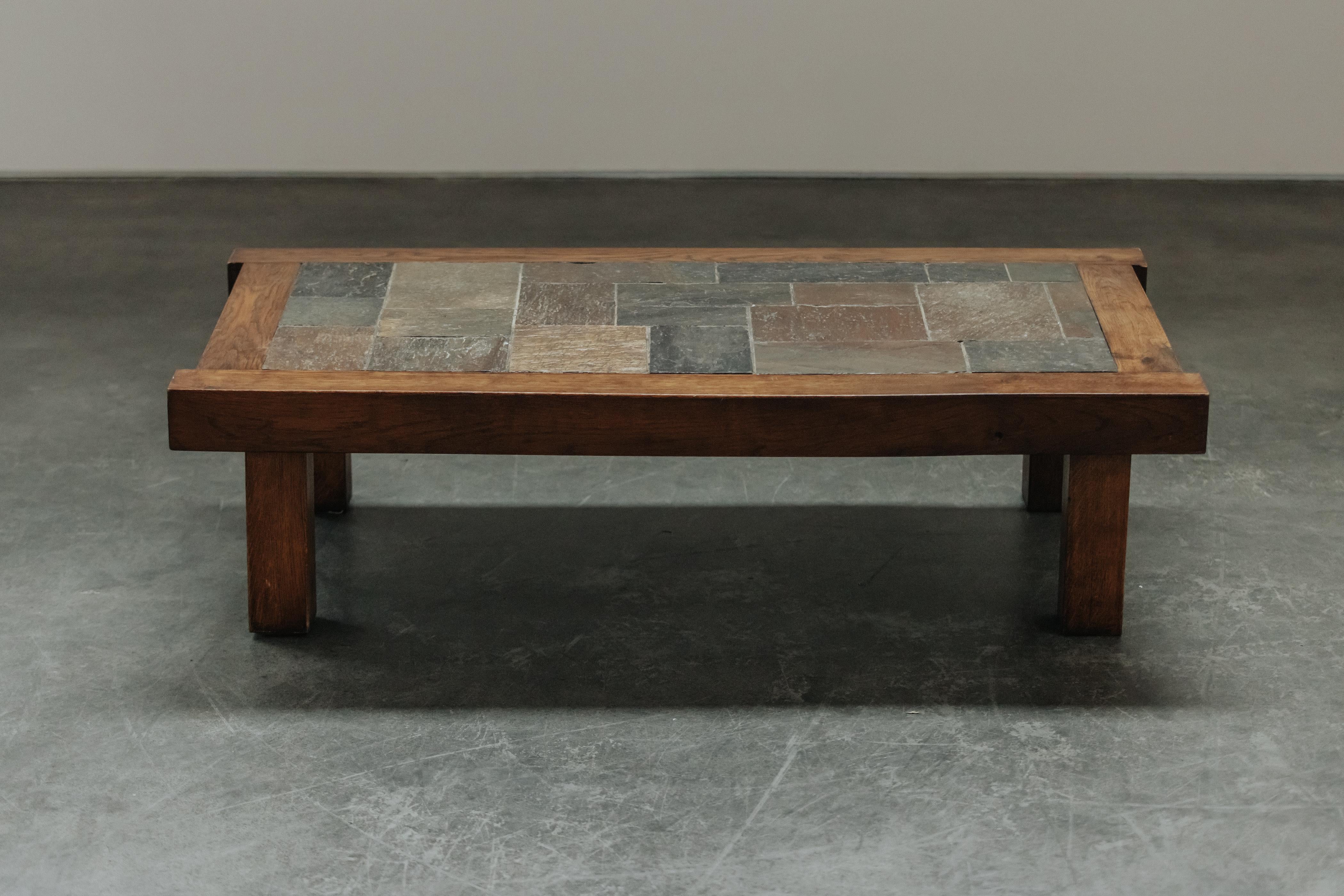 Console de travail XL en pin de France, Circa 1940.  Construction en chêne massif avec pierre incrustée sur le dessus.  Excellent état.