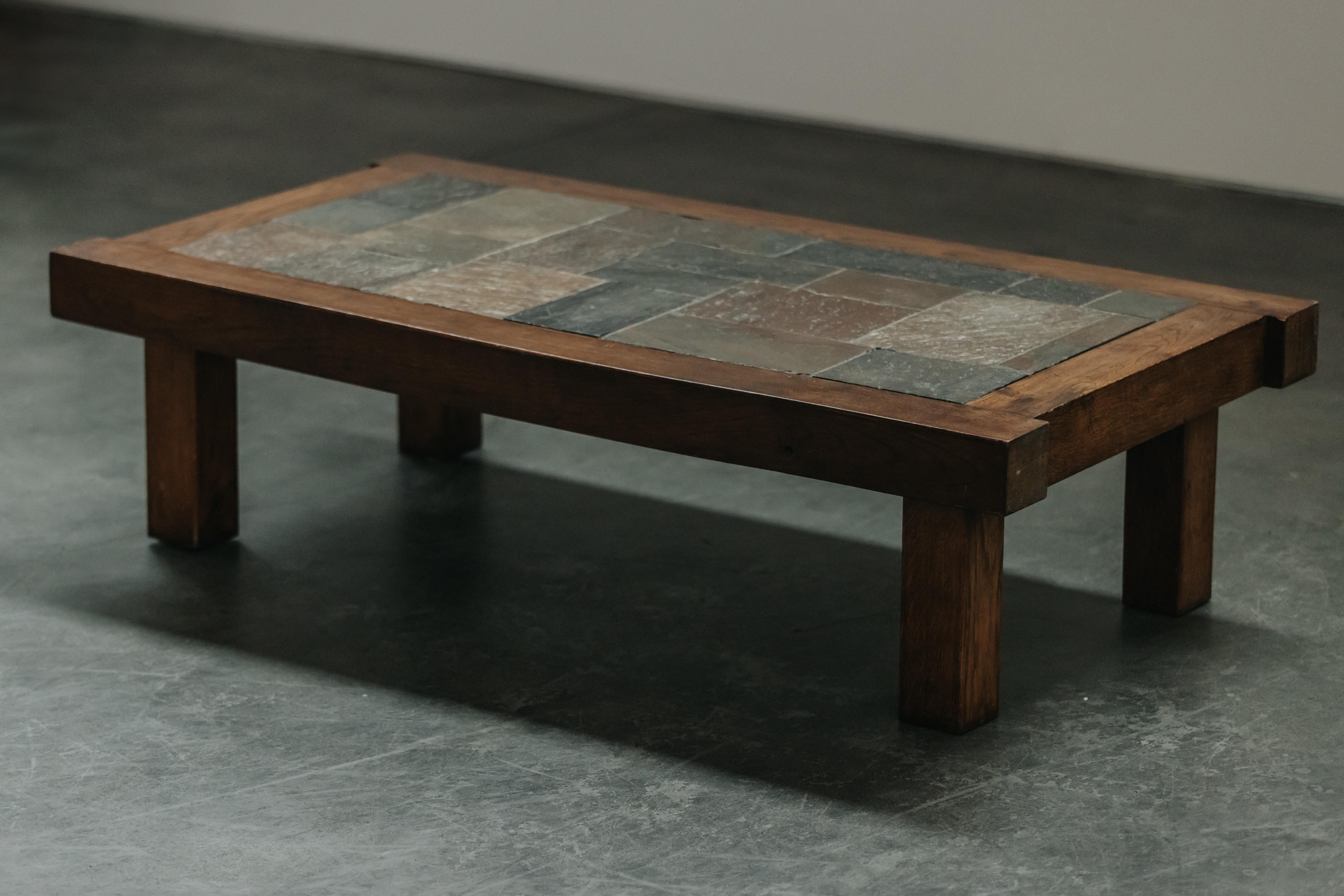Européen Table basse vintage en Oak et Stone de France, Circa 1960 en vente