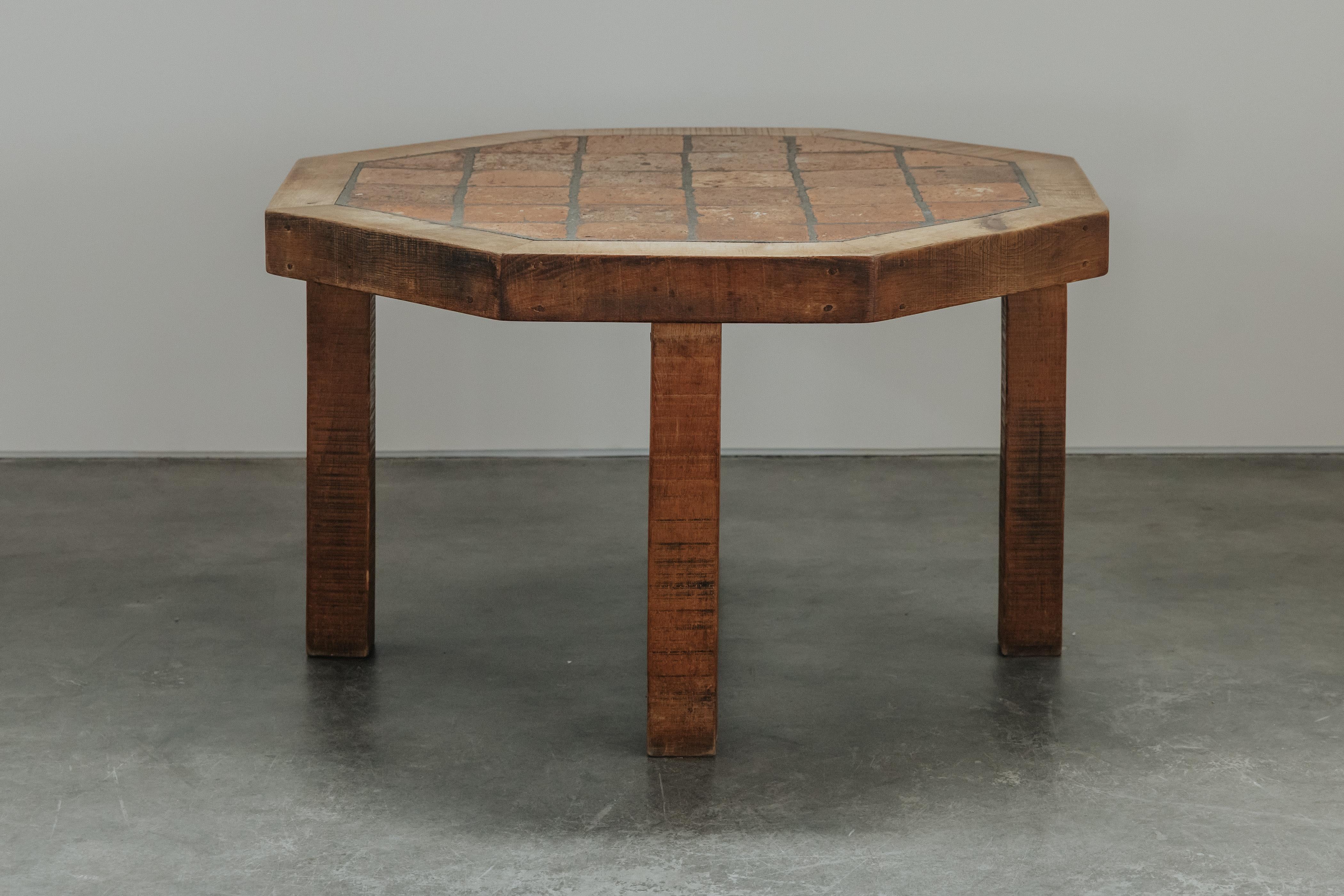 Table de salle à manger vintage en chêne et carreaux de France, Circa 1970.  Construction en chêne massif avec carreaux incrustés sur le dessus.  Belle usure et patine.