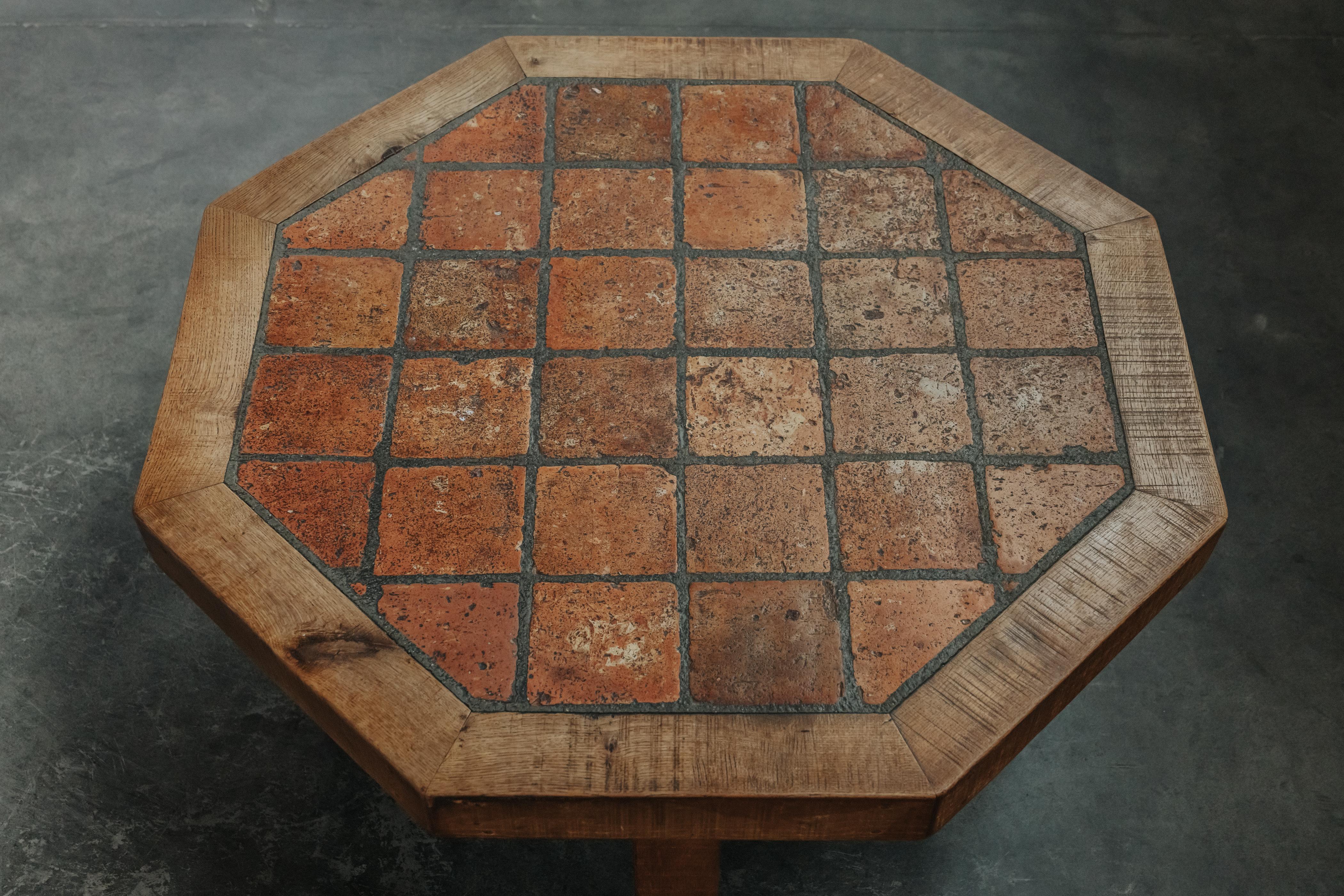 Table de salle à manger vintage en chêne et carreaux de France, Circa 1970 Bon état - En vente à Nashville, TN