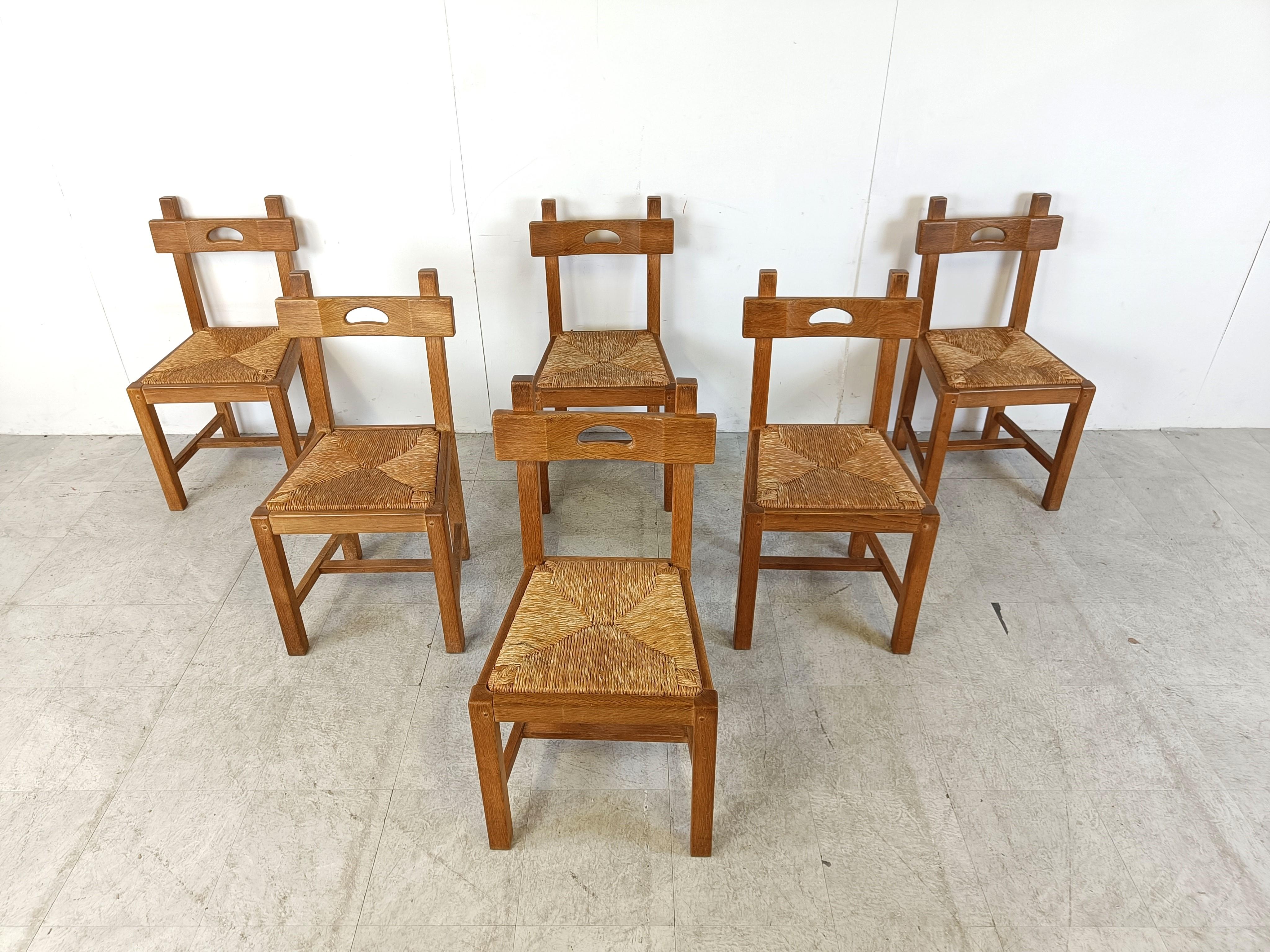 Rustic wicker and oak dining chairs.

Well made sturdy frames with some nice wicker seats.

1960s - Belgium

Good condition.

Dimensions:
Height: 87cm/34.25