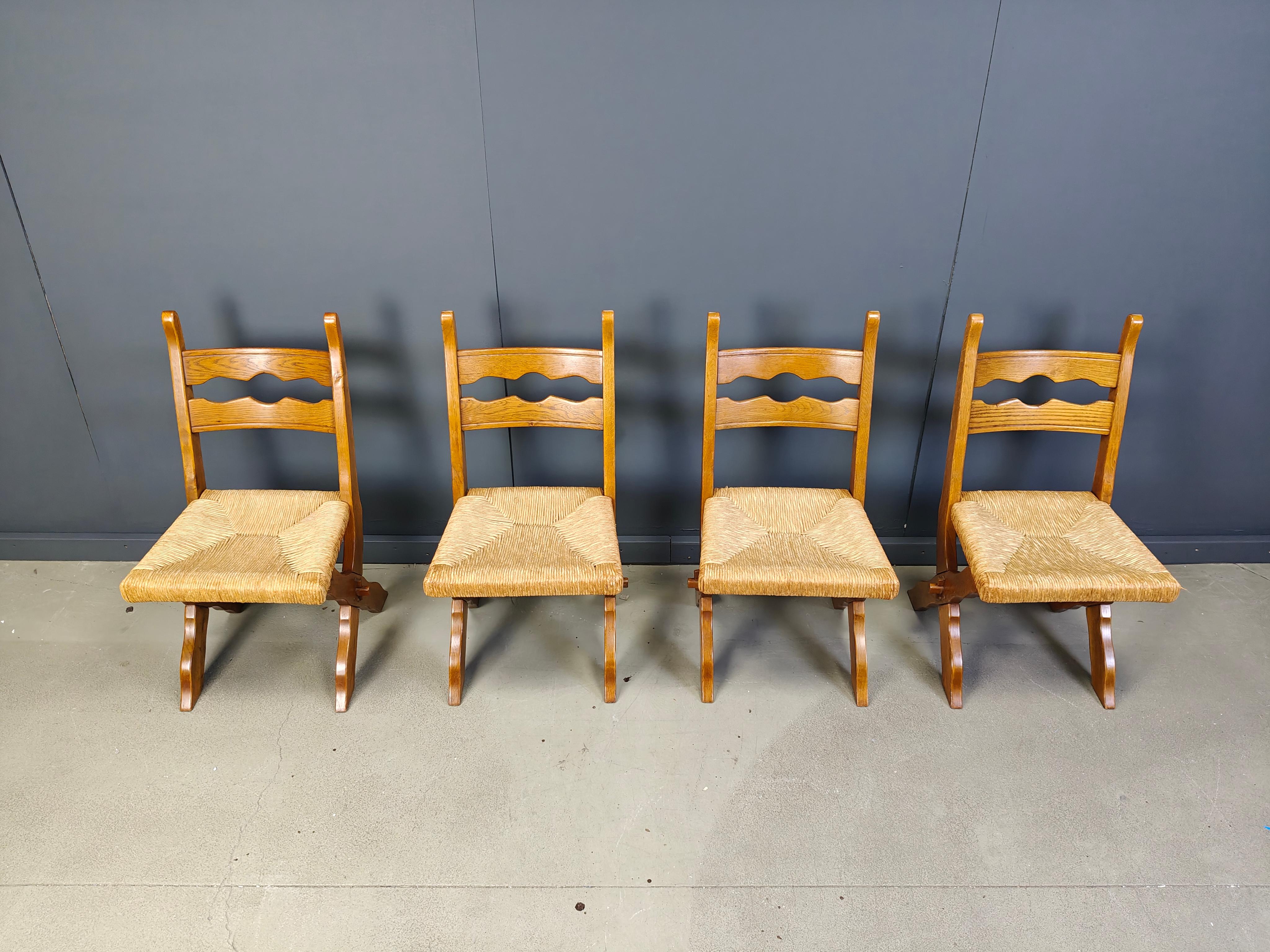 
Rustic wicker and oak dining chairs, set of 6.

Well made sturdy frames with some nice wicker seats.

Lovely interlocking details at the base.

1960s - Spain

Good condition.

Dimensions:
Height: 95cm
Width: 50cm
Depth: 50cm
Seat height:
