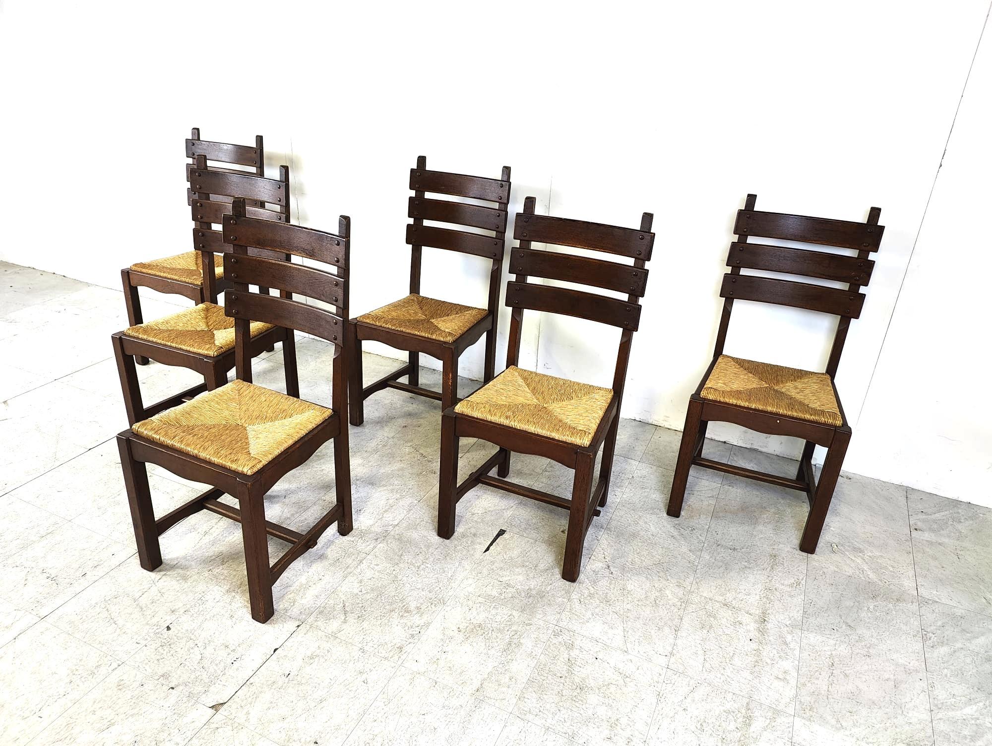 Belge Chaises de salle à manger brutaliste vintage en chêne et osier, années 1960  en vente