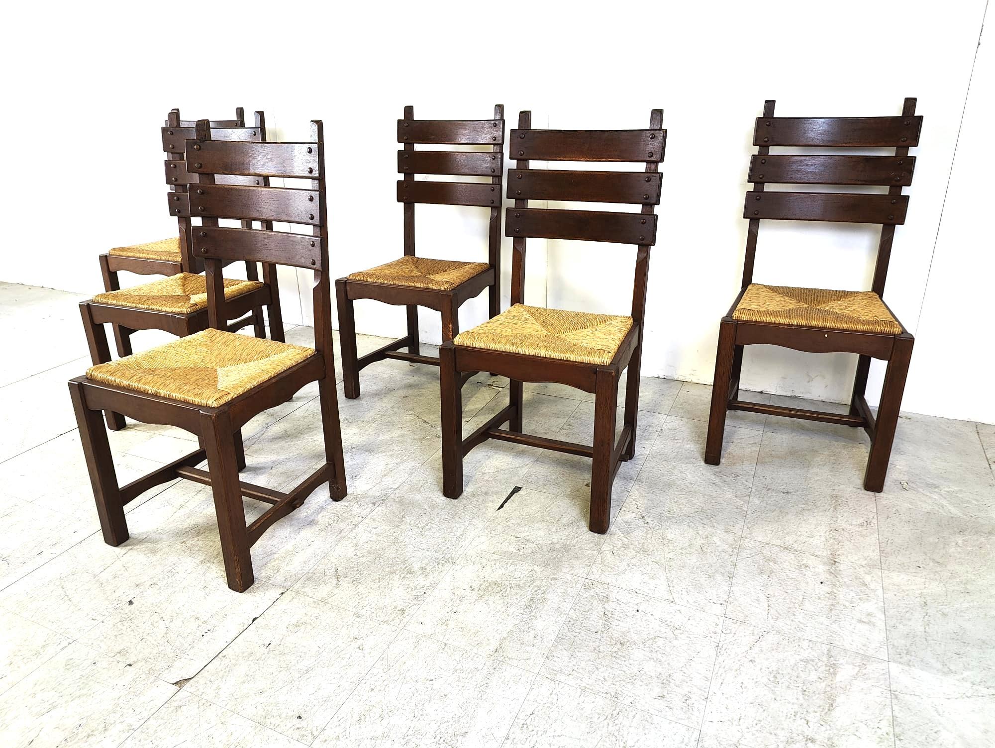 Metà XX secolo Sedie da pranzo brutaliste in quercia e vimini d'epoca, anni '60 in vendita