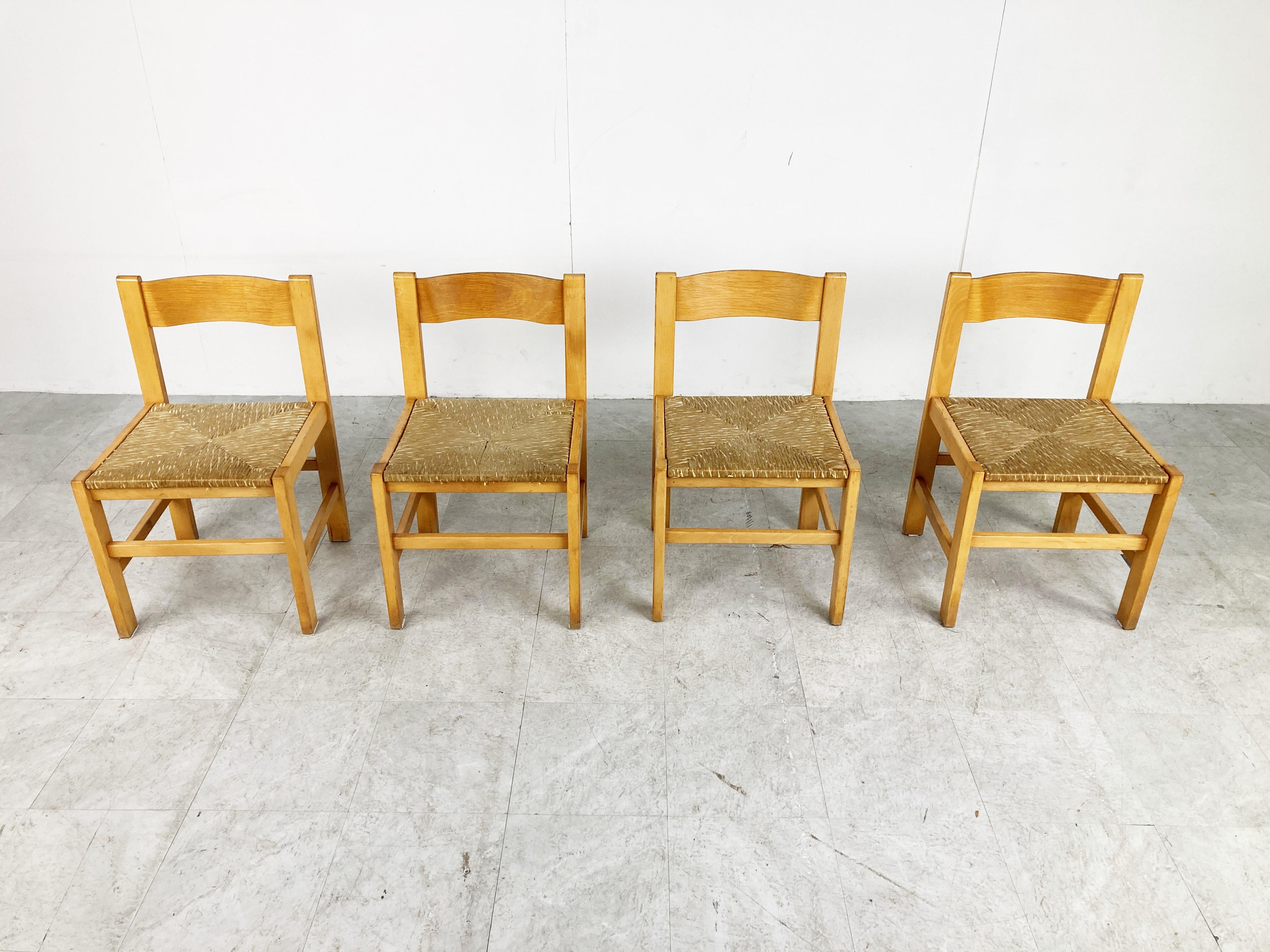 
Vintage oak and wicker dining chairs.

Sturdy oak frames with thick wicker seats.

1960s - Belgium

Good overall condition.

Dimensions:
Height: 75cm/29.52