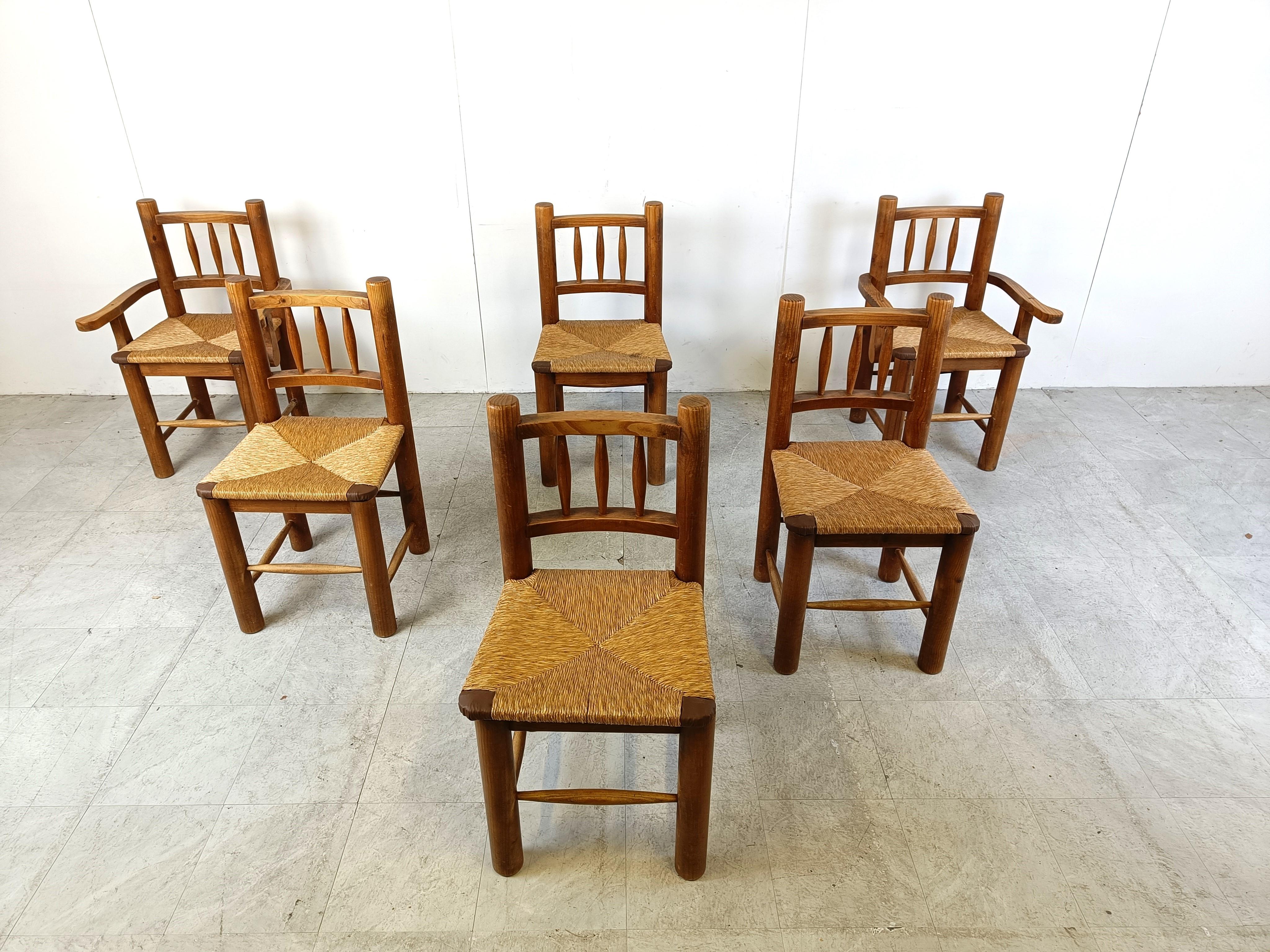 Vintage oak and wicker dining chairs.

Sturdy ever lasting oak frames with thick wicker seats.

A nice little details is the brown leather on the corners at the front of the seats.

1960s - Belgium

Good overall condition.

Dimensions:
Height: