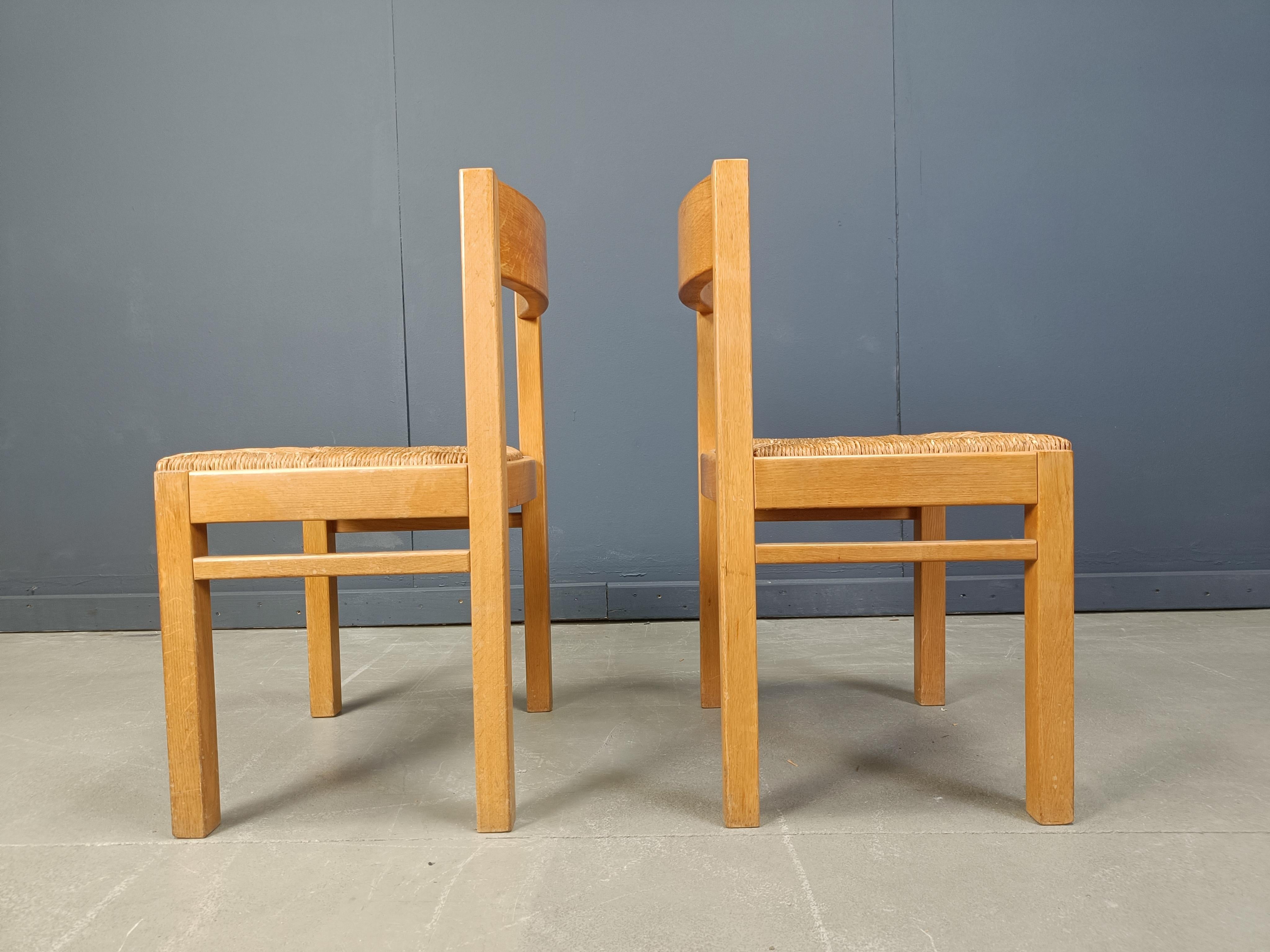 Sedie da pranzo vintage in Oak e vimini.

Robuste strutture in Oak con spesse sedute in vimini.

Anni '60 - Belgio

Buone condizioni generali.

Dimensioni:
Altezza: 80 cm
Larghezza: 50 cm
Profondità: 45 cm
Altezza della seduta: 45 cm

*Il prezzo è