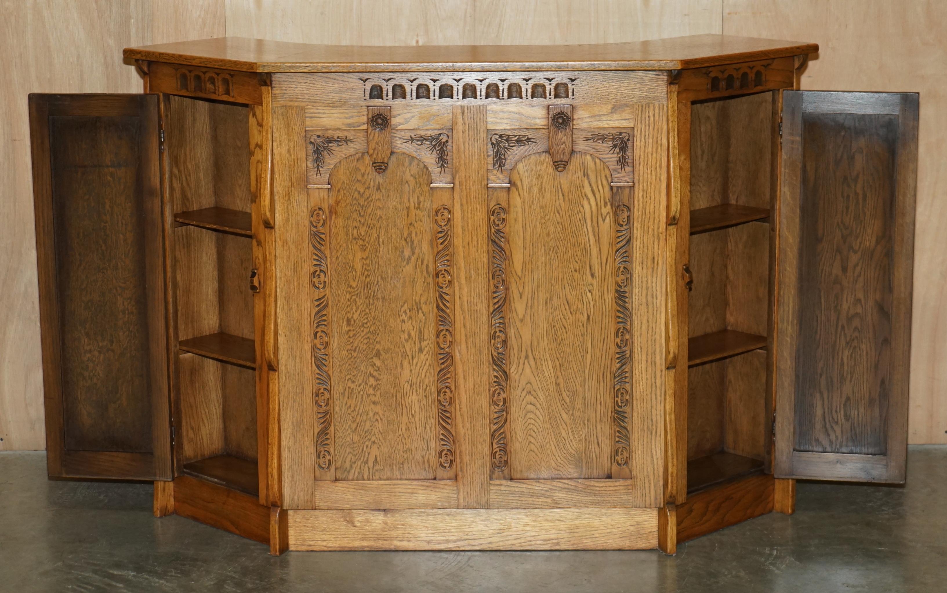 ViNTAGE OAK ARTS & CRAFTS HAND CARVED HOME BAR & CHESTERFIELD LEATHER STOOLS 5