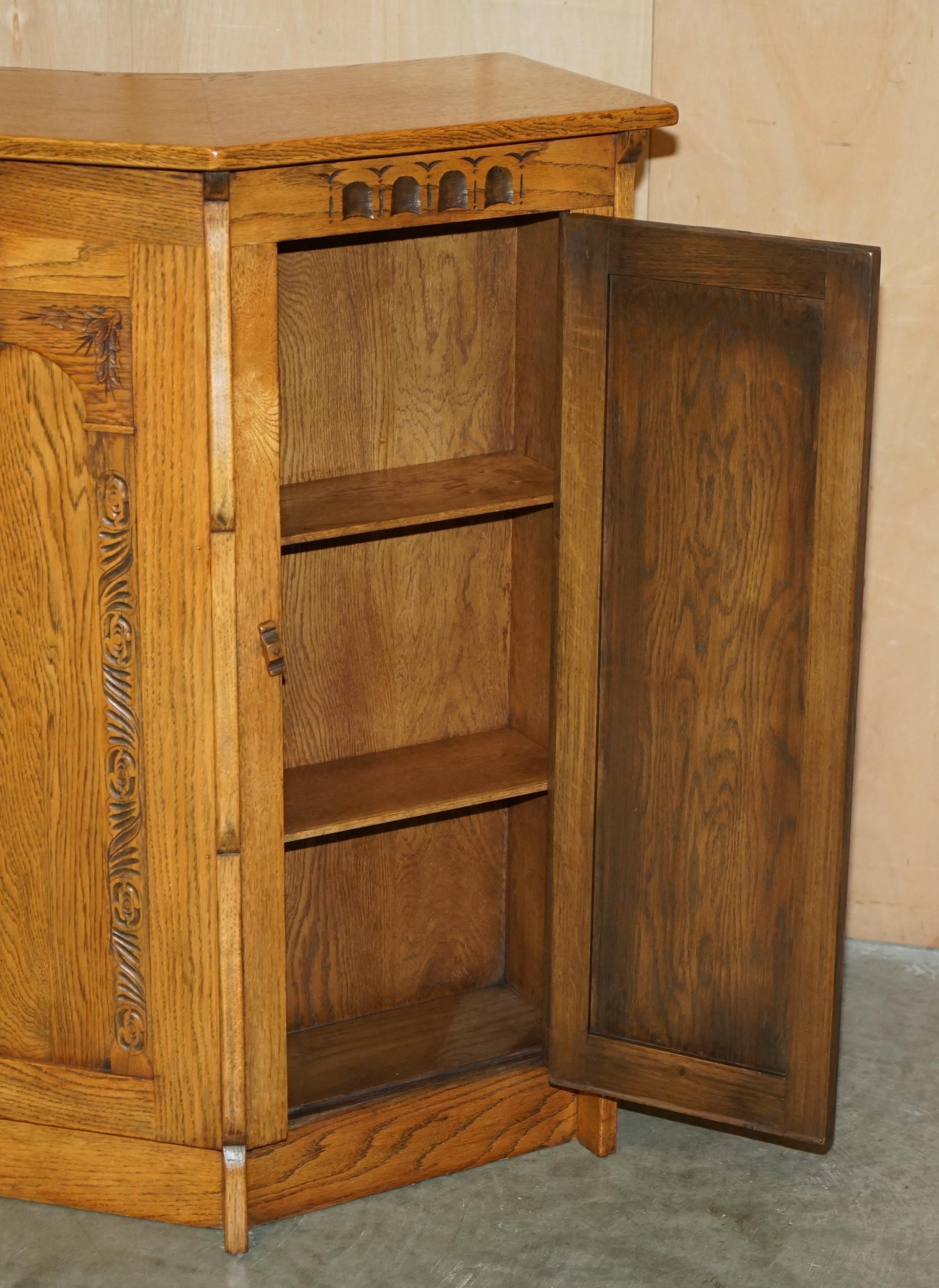 ViNTAGE OAK ARTS & CRAFTS HAND CARVED HOME BAR & CHESTERFIELD LEATHER STOOLS 6