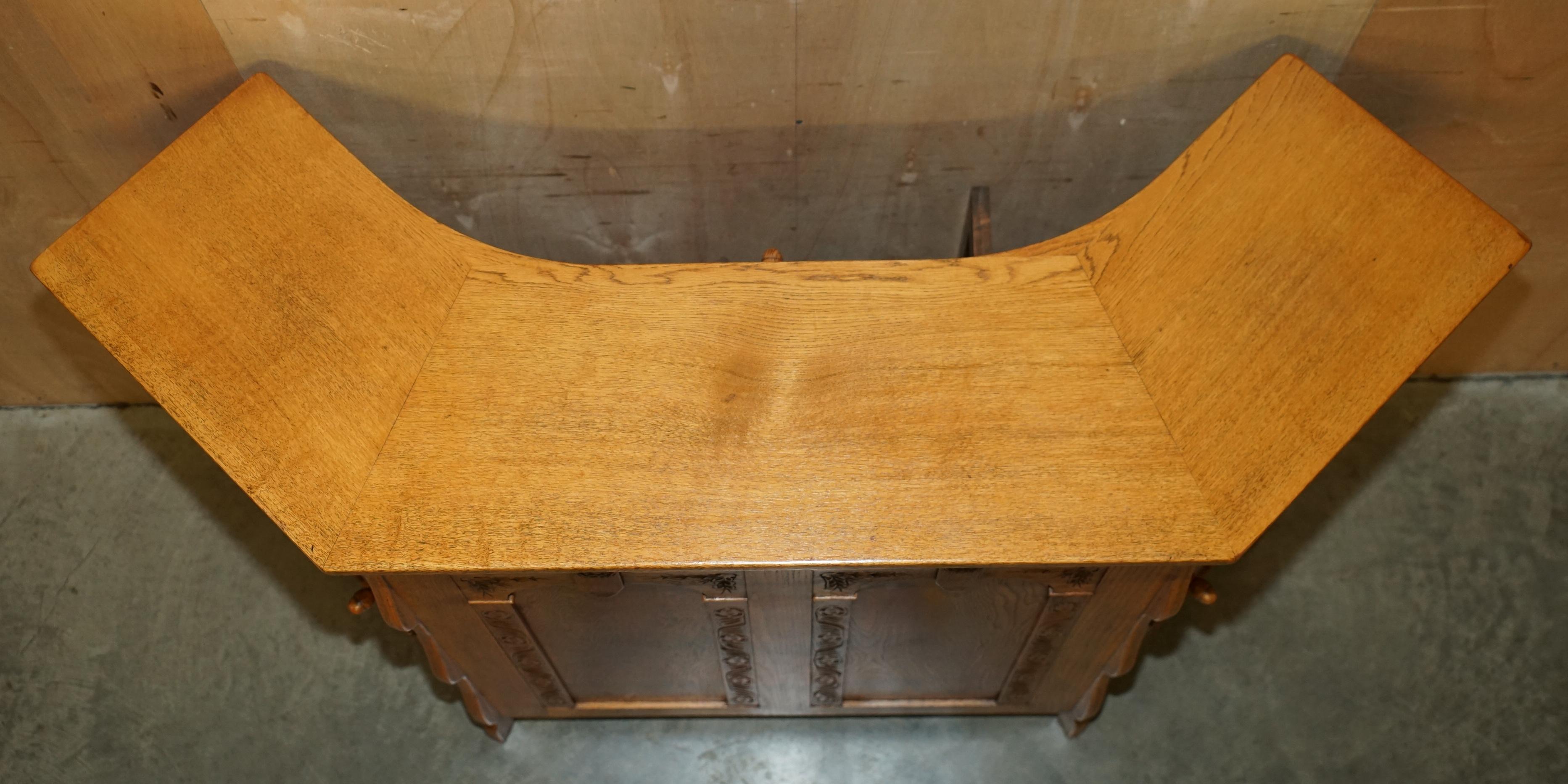 ViNTAGE OAK ARTS & CRAFTS HAND CARVED HOME BAR & CHESTERFIELD LEATHER STOOLS 7