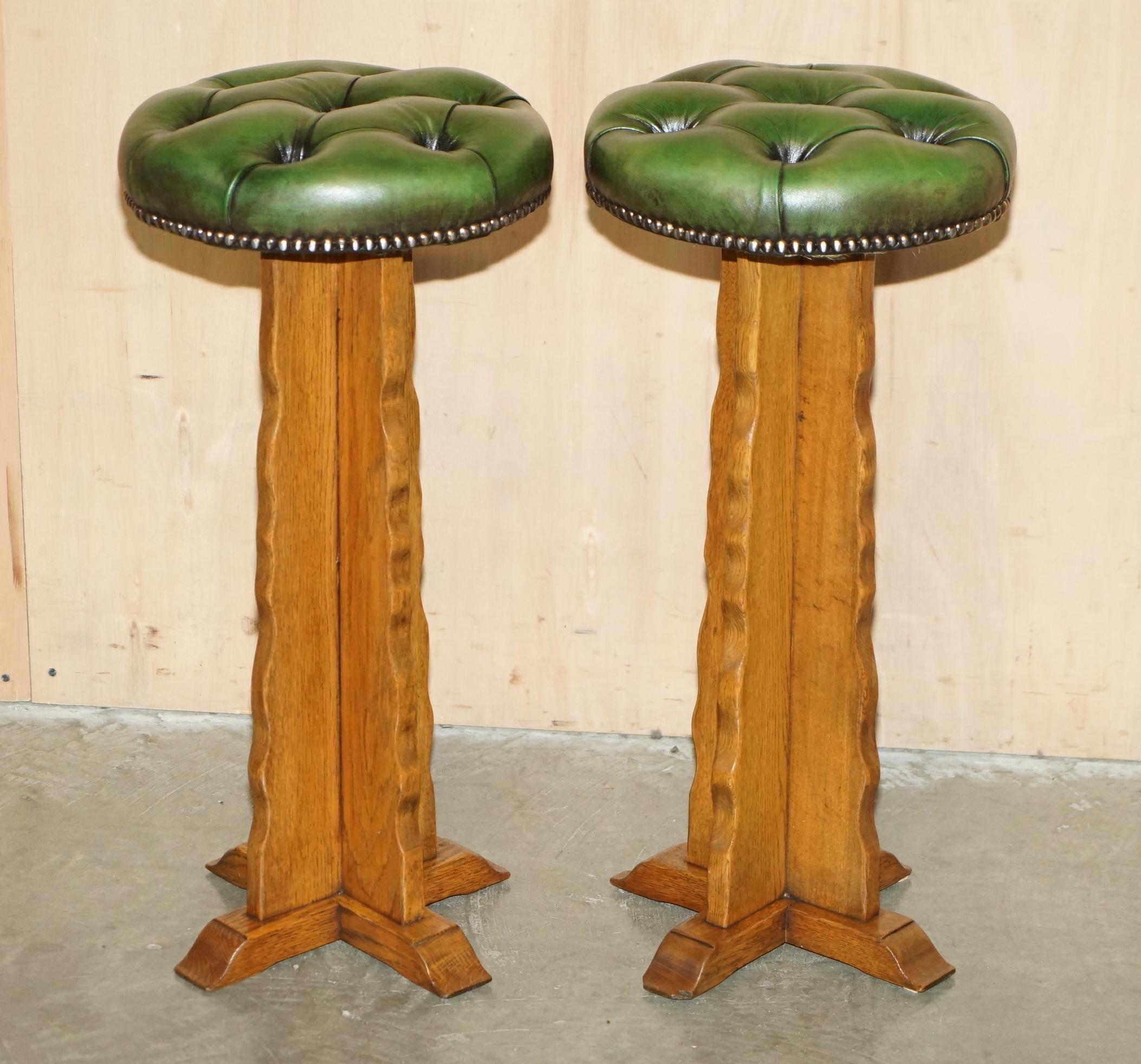 ViNTAGE OAK ARTS & CRAFTS HAND CARVED HOME BAR & CHESTERFIELD LEATHER STOOLS 8