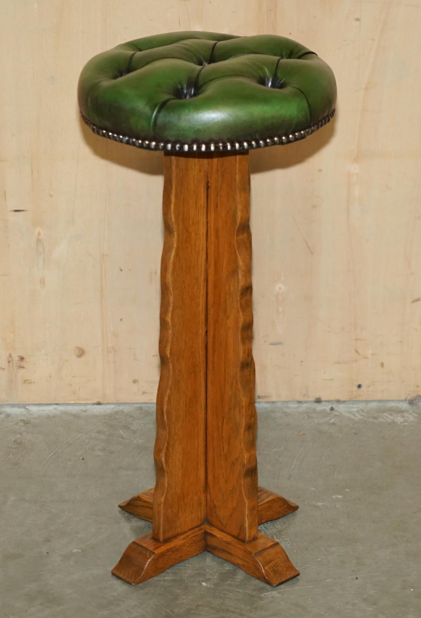 ViNTAGE OAK ARTS & CRAFTS HAND CARVED HOME BAR & CHESTERFIELD LEATHER STOOLS 9