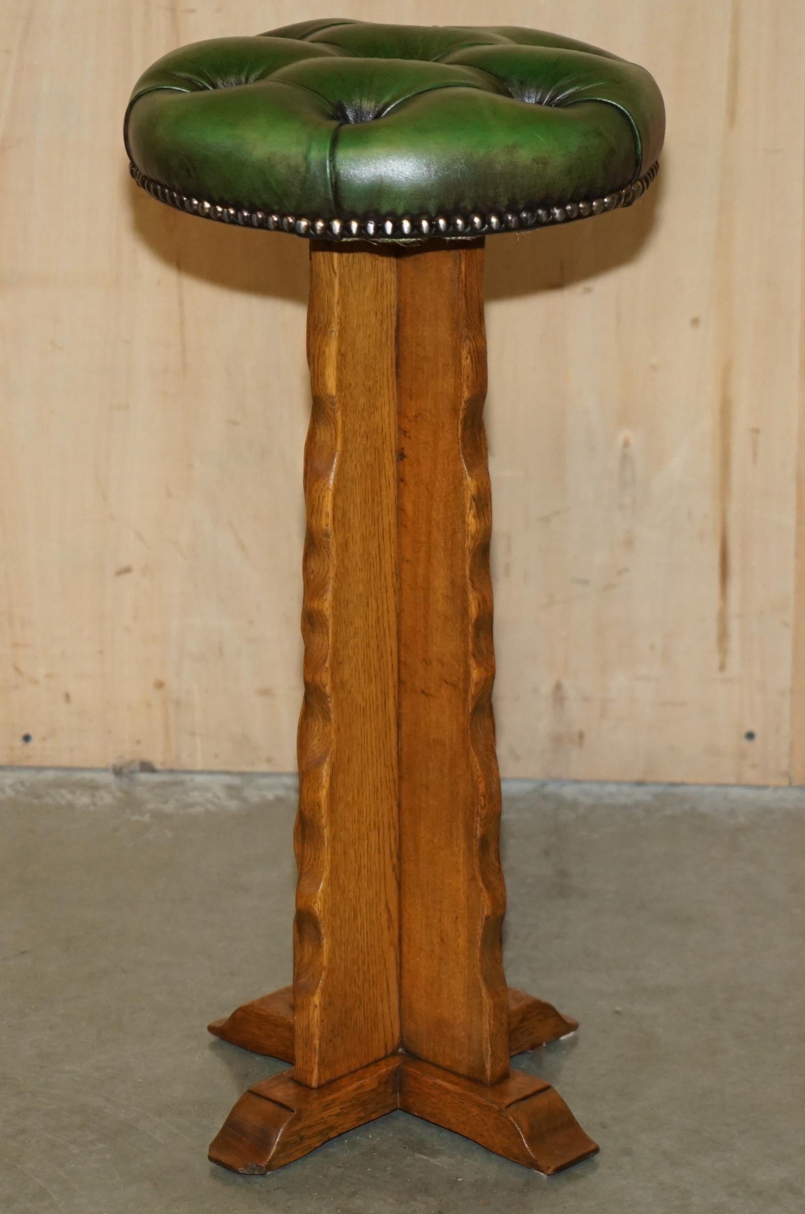 ViNTAGE OAK ARTS & CRAFTS HAND CARVED HOME BAR & CHESTERFIELD LEATHER STOOLS 11