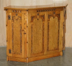 ViNTAGE OAK ARTS & CRAFTS HAND CARVED HOME BAR & CHESTERFIELD LEATHER STOOLS