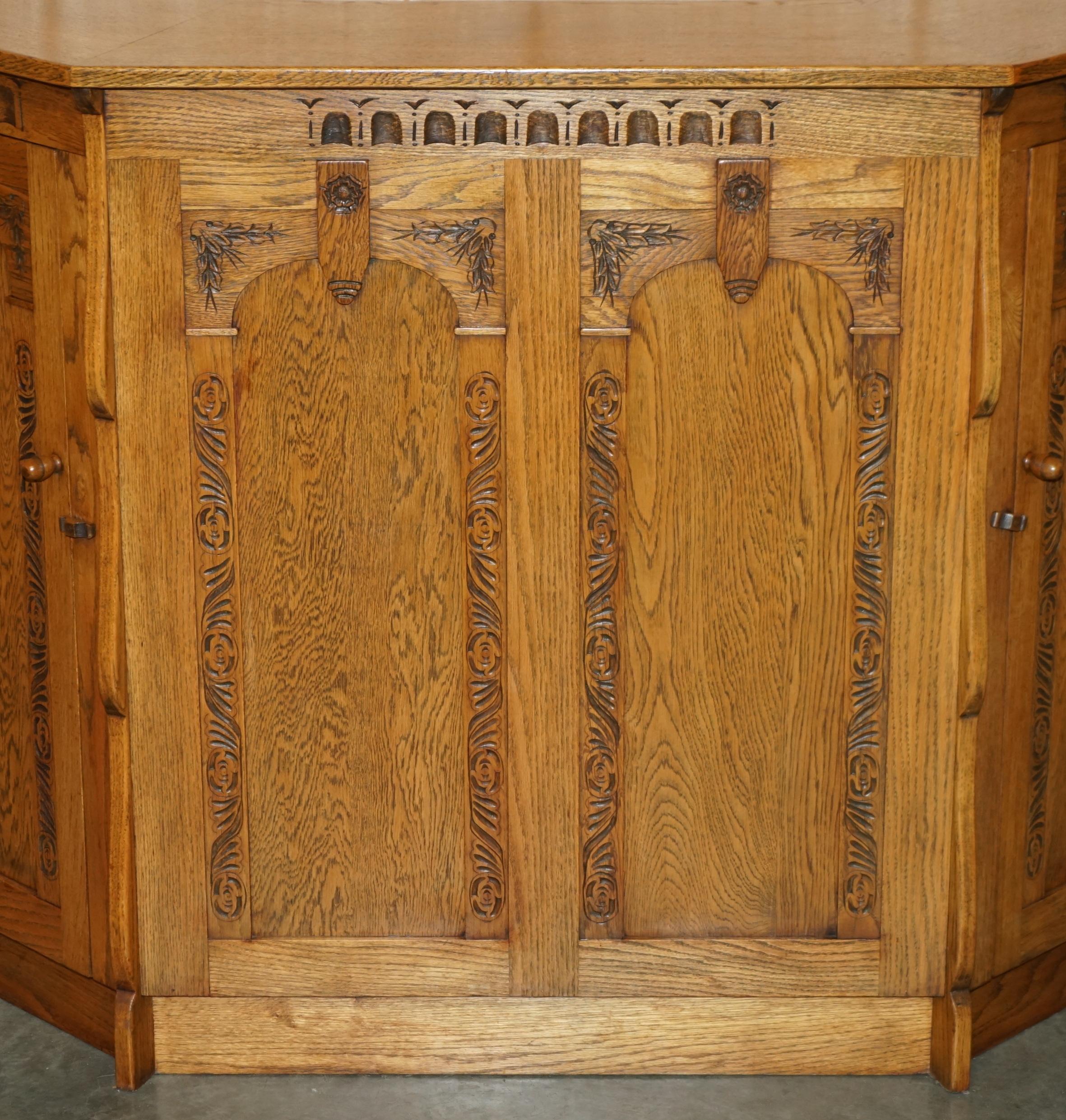Anglais ViNTAGE OAK ARTS & CRAFTS HAND CARVED HOME BAR & CHESTERFIELD LEATHER STOOLS