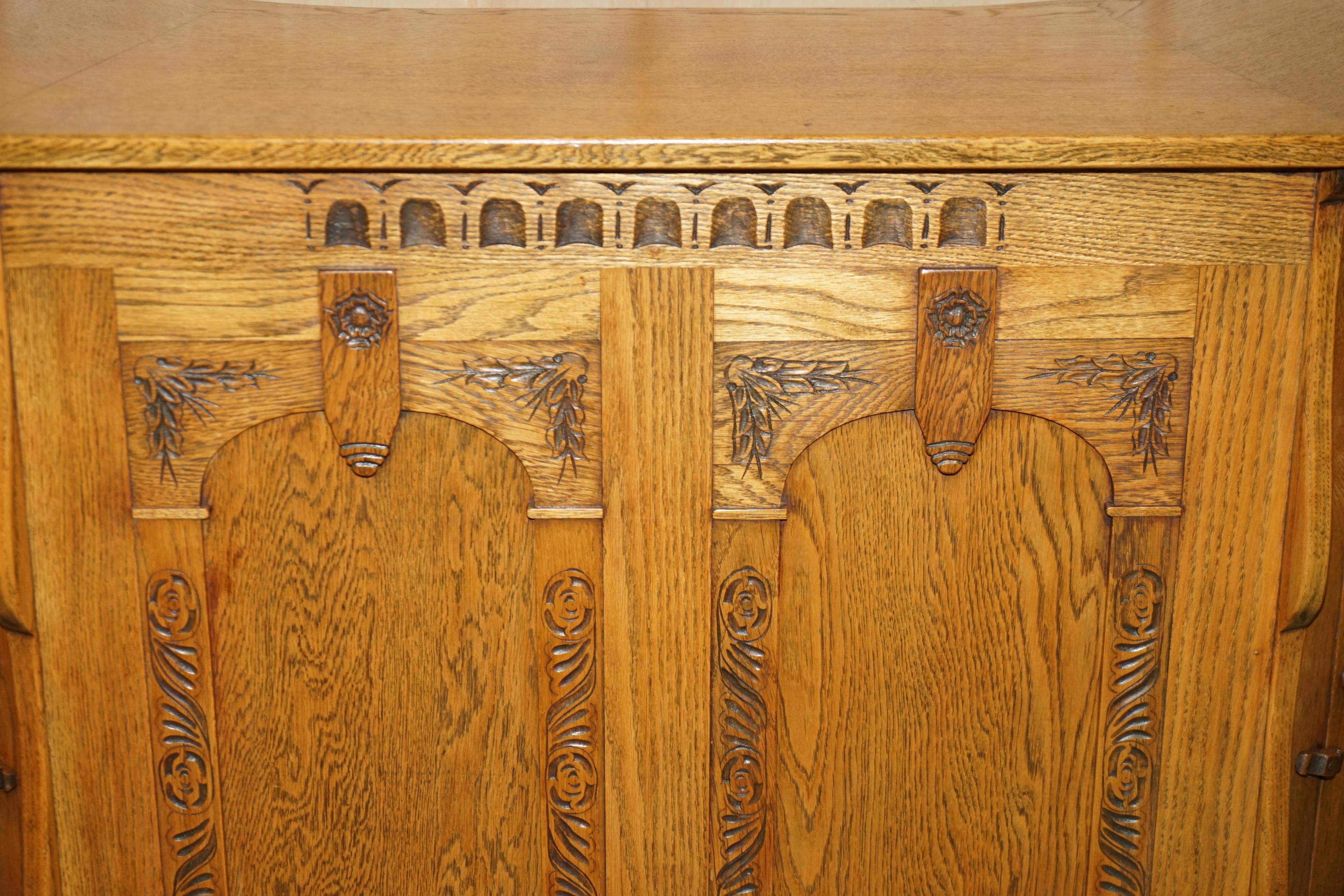 Fait main ViNTAGE OAK ARTS & CRAFTS HAND CARVED HOME BAR & CHESTERFIELD LEATHER STOOLS