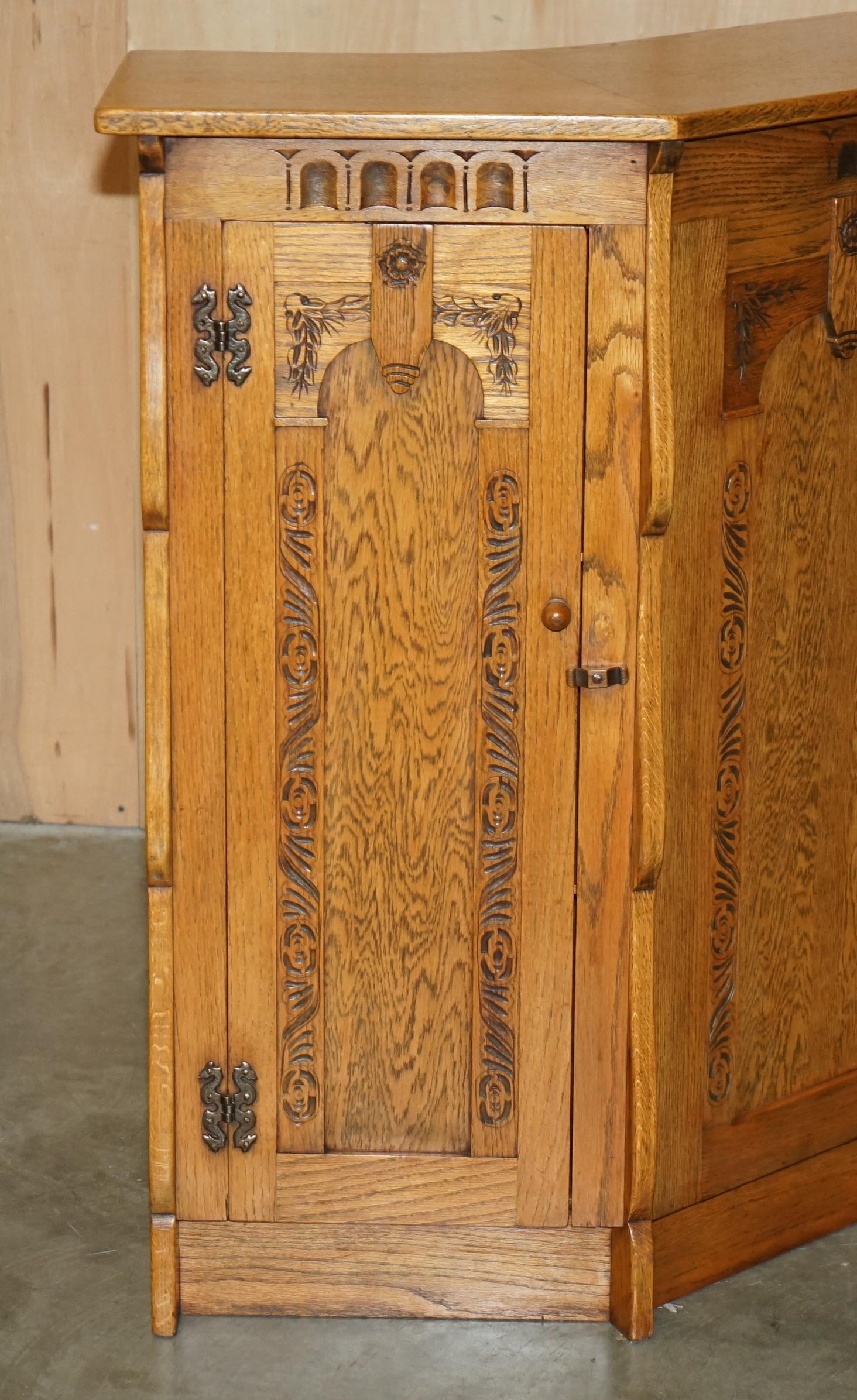 ViNTAGE OAK ARTS & CRAFTS HAND CARVED HOME BAR & CHESTERFIELD LEATHER STOOLS Bon état à West Sussex, Pulborough
