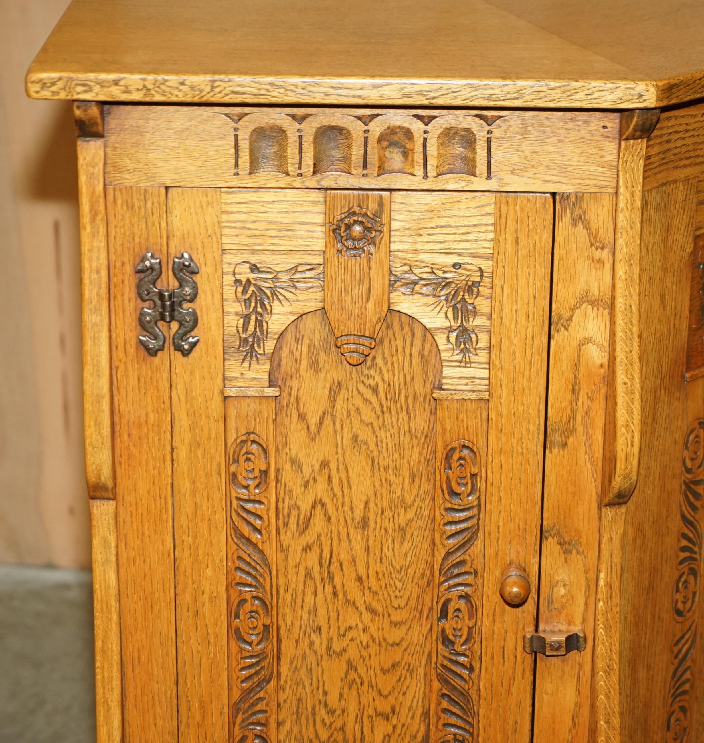 Milieu du XXe siècle ViNTAGE OAK ARTS & CRAFTS HAND CARVED HOME BAR & CHESTERFIELD LEATHER STOOLS
