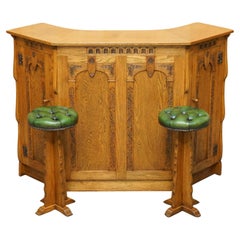 ViNTAGE OAK ARTS & CRAFTS HAND CARVED HOME BAR & CHESTERFIELD LEATHER STOOLS