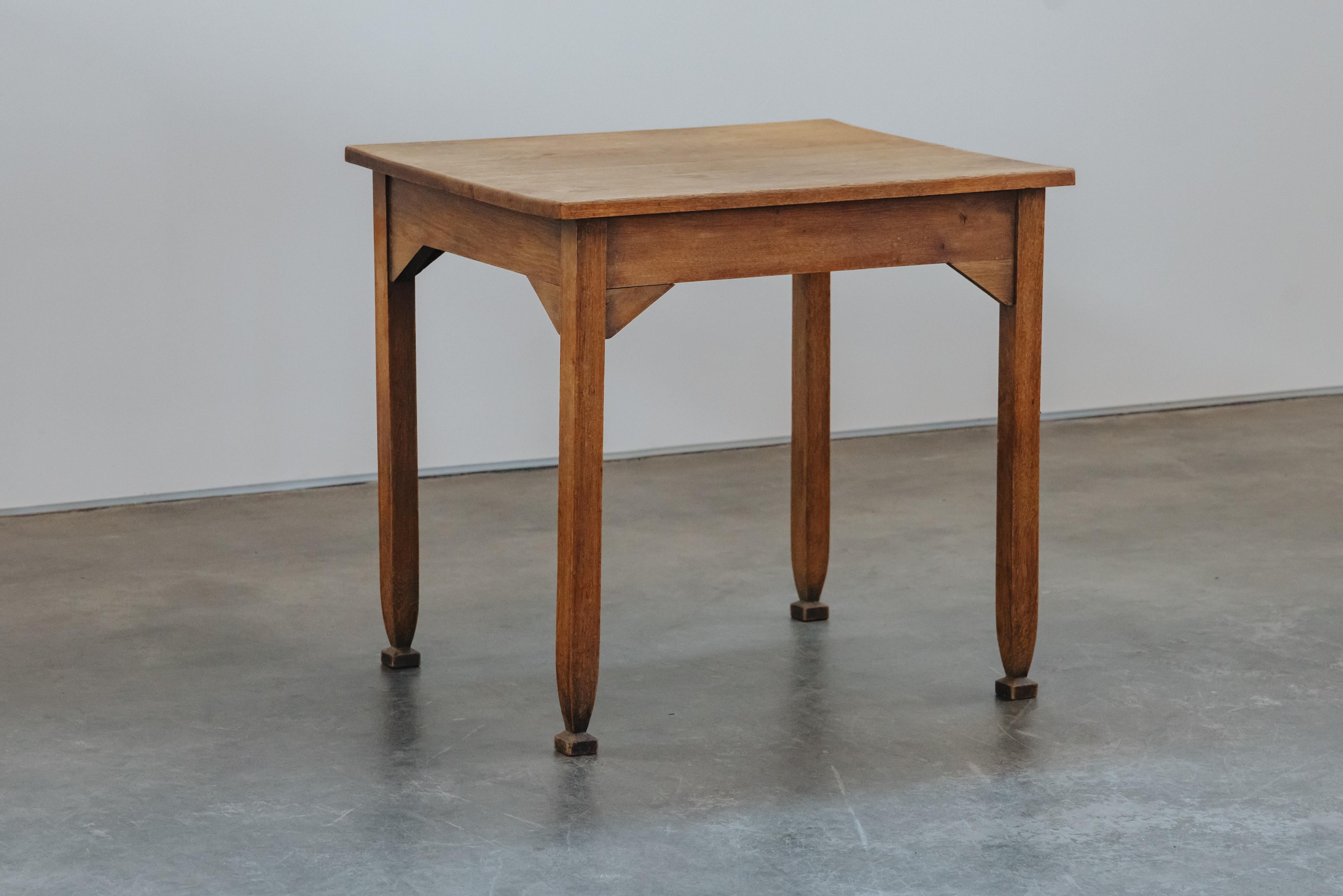 Vintage Oak Bistro Table From France, CIrca 1950 en Bueno estado para la venta en Nashville, TN