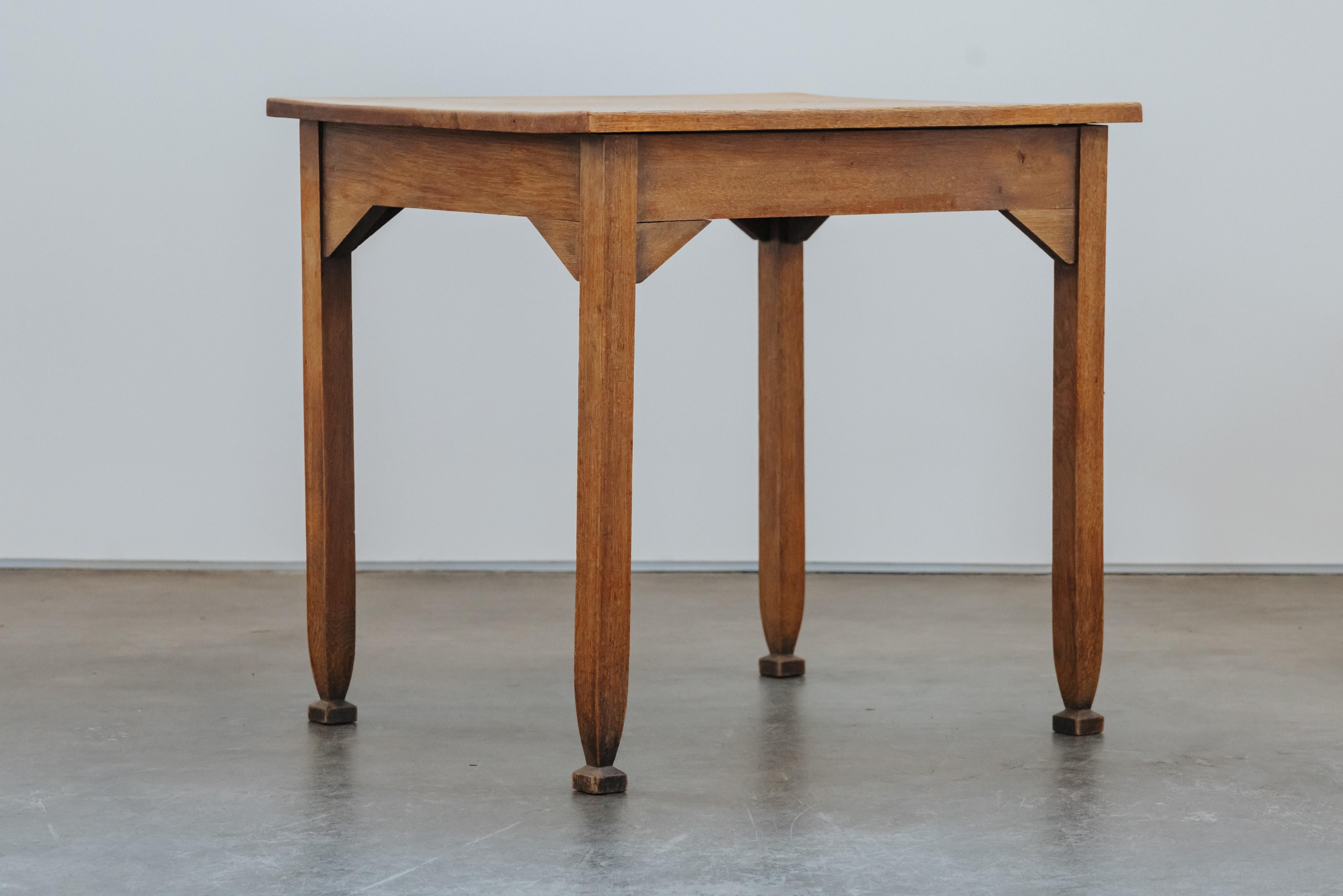 Vintage Oak Bistro Table From France, CIrca 1950 mediados del siglo XX en venta