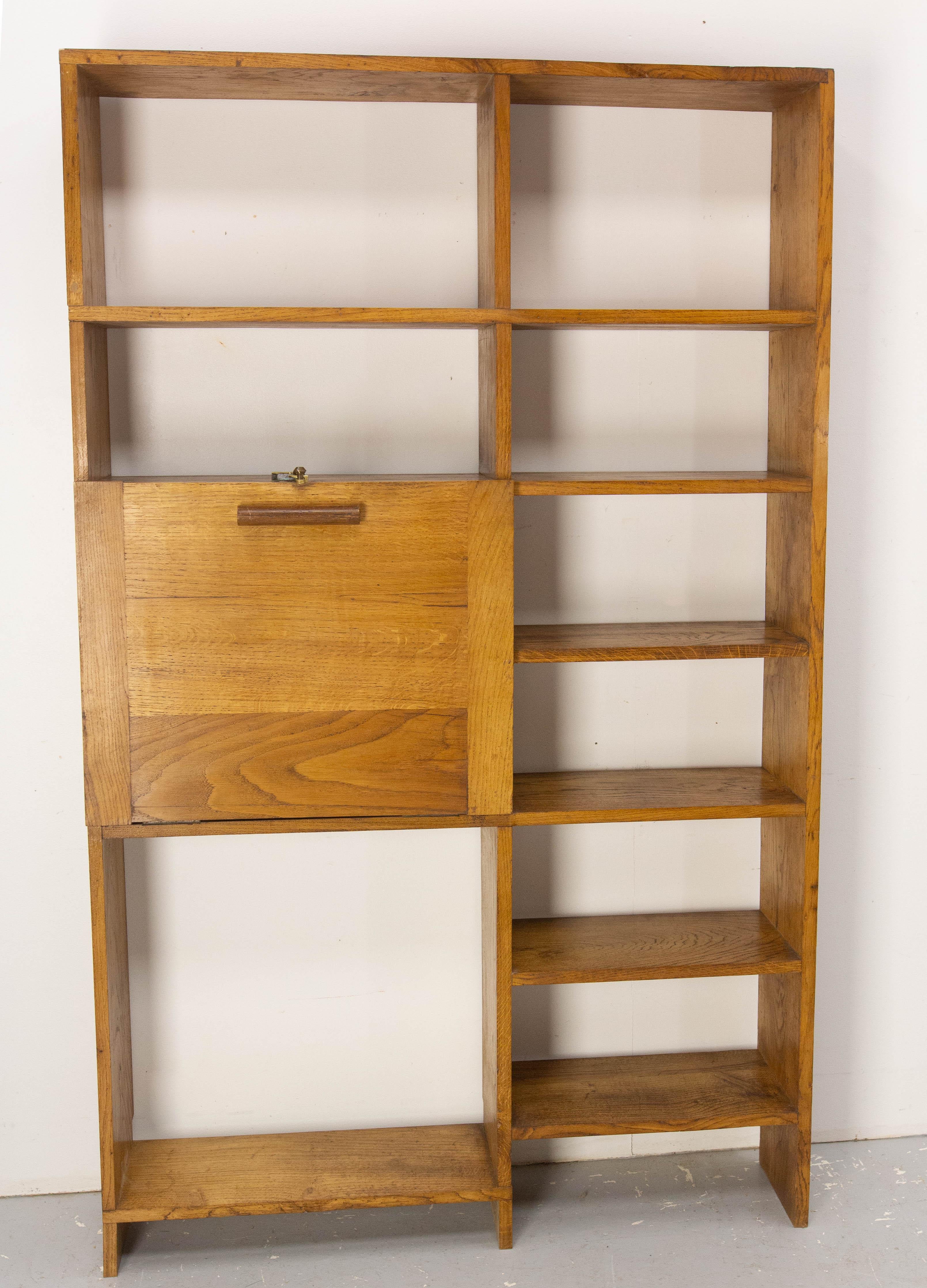 Bookcase folding desk vintage shelves, mid-20th century
Massive oak
Depth of the shelves: 8.46 in. (21,5 cm)
Dimension of the foldable desk: D 19.29 x L 24.41 x H 25.98 in. (D: 49 L: 62 H: 66 cm).
Fasteners to secure the shelf to the wall can be