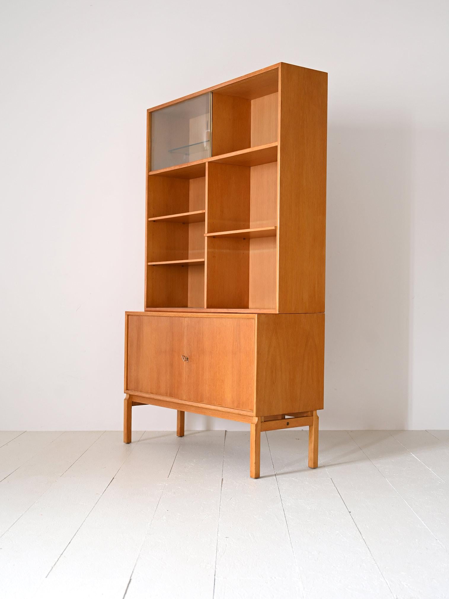 Vintage oak bookcase with display cabinet In Good Condition For Sale In Brescia, IT