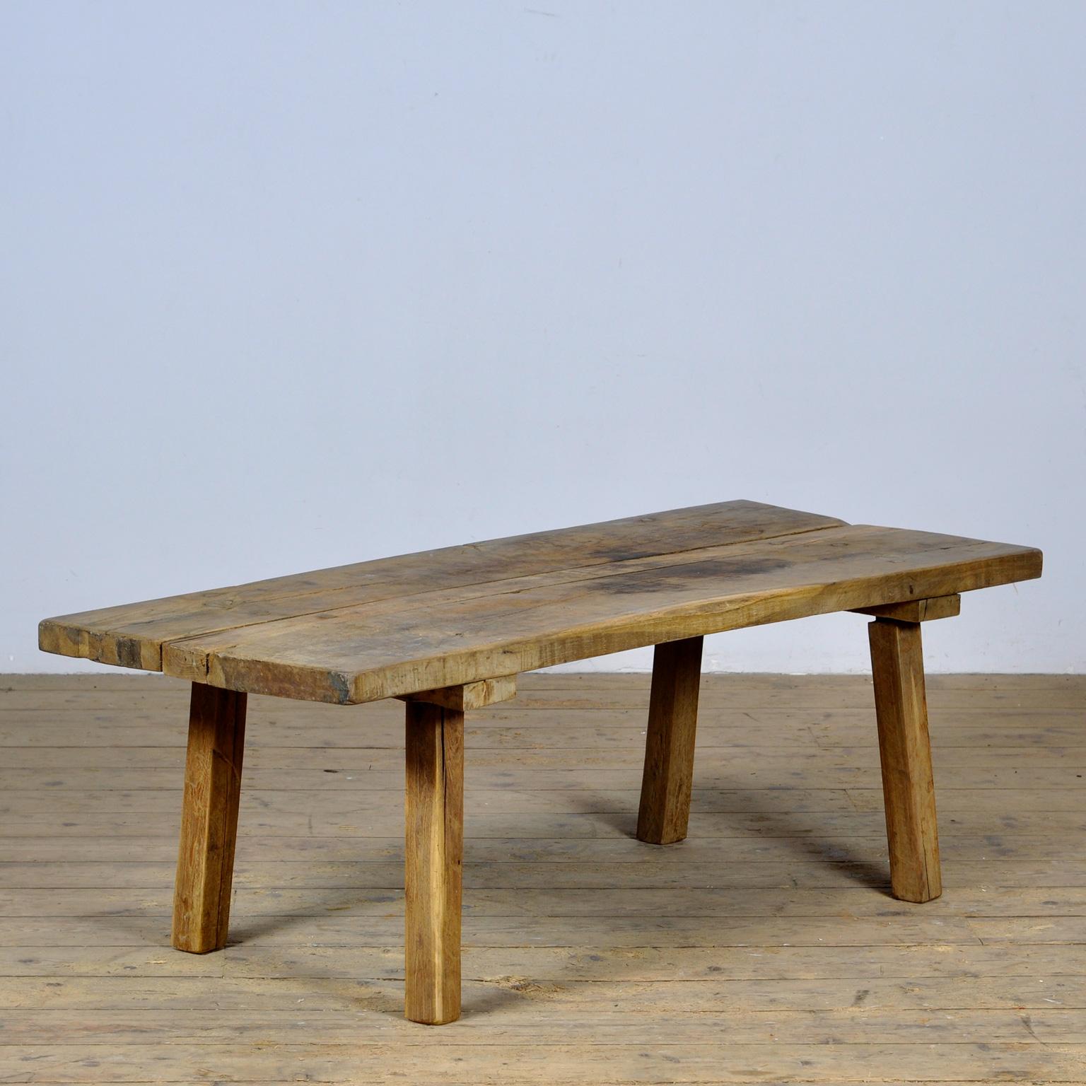 Cette table de boucher en chêne a été fabriquée en Hongrie dans les années 1920. Avec un plateau en chêne de 5 cm d'épaisseur. Les pieds sont raccourcis à la hauteur idéale pour une table basse ou un banc. Traitée contre les vers à bois. 