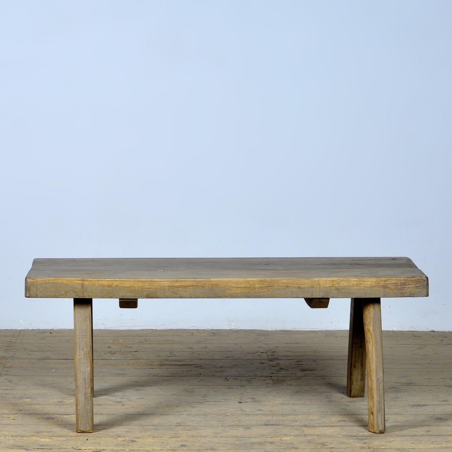 Cette table de boucher en chêne a été fabriquée en Hongrie dans les années 1920. Avec un plateau en chêne de 7 cm d'épaisseur. Les pieds sont raccourcis à la hauteur idéale pour une table basse ou un banc. Traitée contre les vers à bois. 