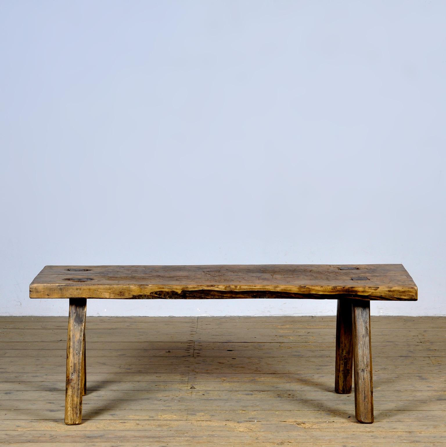 Table de boucher des années 1930. Fabriqué en bois de chêne. Avec une belle feuille altérée de 5 cm d'épaisseur. Les pieds ont été raccourcis pour atteindre la hauteur d'une table basse ou d'un canapé. Le fabricant a marqué les pieds avec des