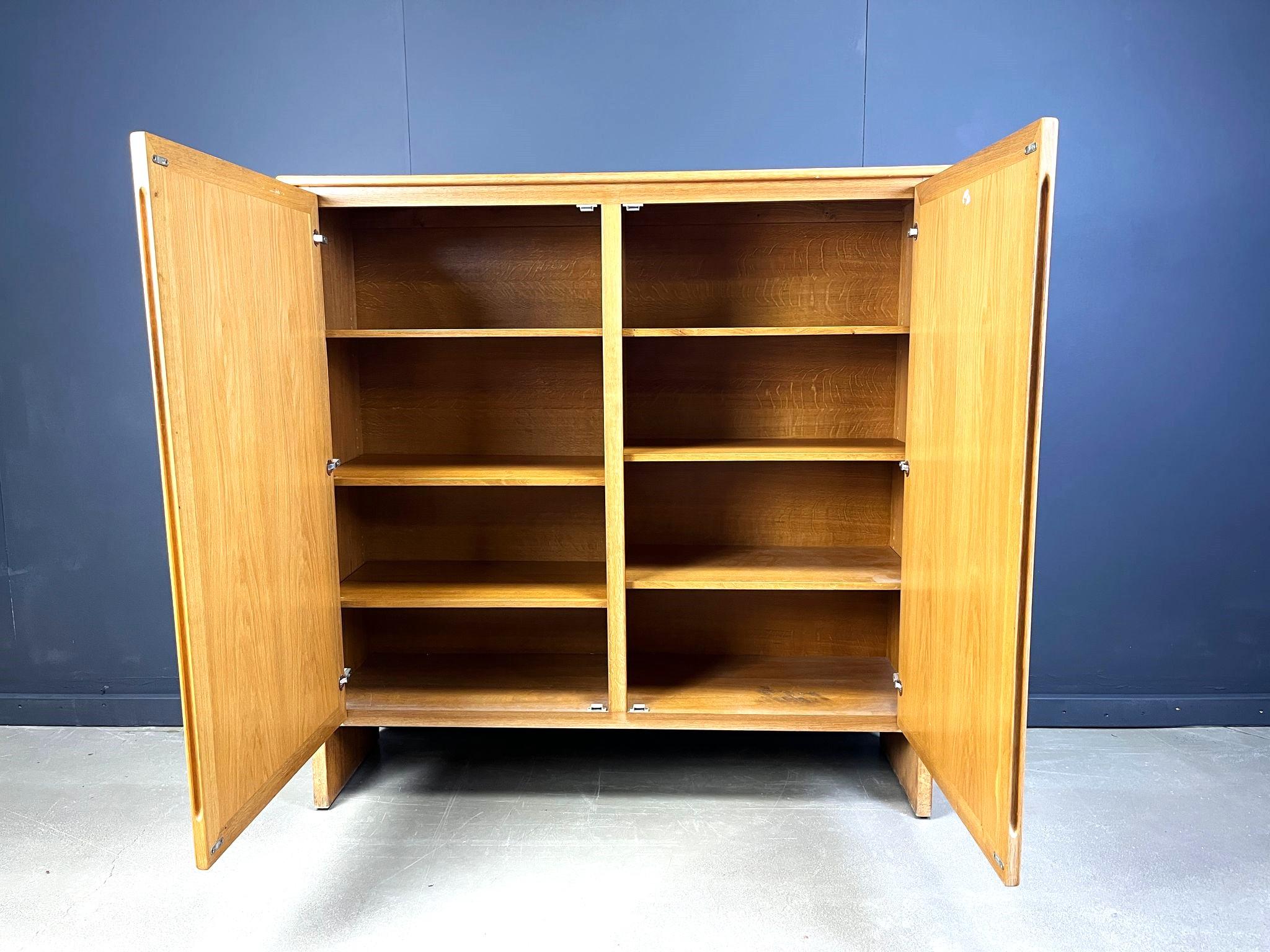Vintage Oak cabinet, 1970s In Good Condition For Sale In Leuven, Vlaams Gewest