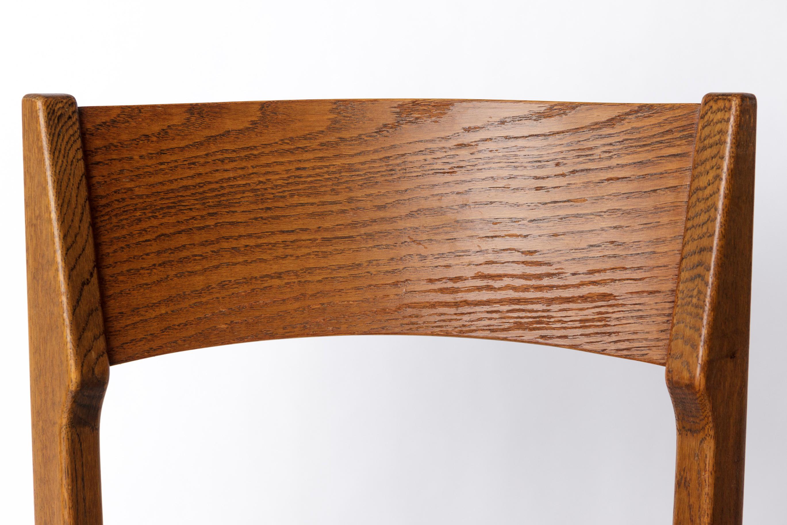 Vintage Chair in the Style of Mauro Pasquinelli — Likely by Baumann, Germany, 1970s

This elegant vintage chair, inspired by the designs of Mauro Pasquinelli, is likely a German production by Baumann from the 1970s.

Crafted from sturdy dyed oak