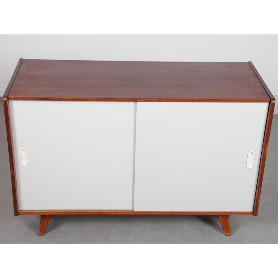 Commode vintage en chêne de Jiri Jiroutek, modèle U-452, années 1960 Bon état - En vente à MONTESSON, FR
