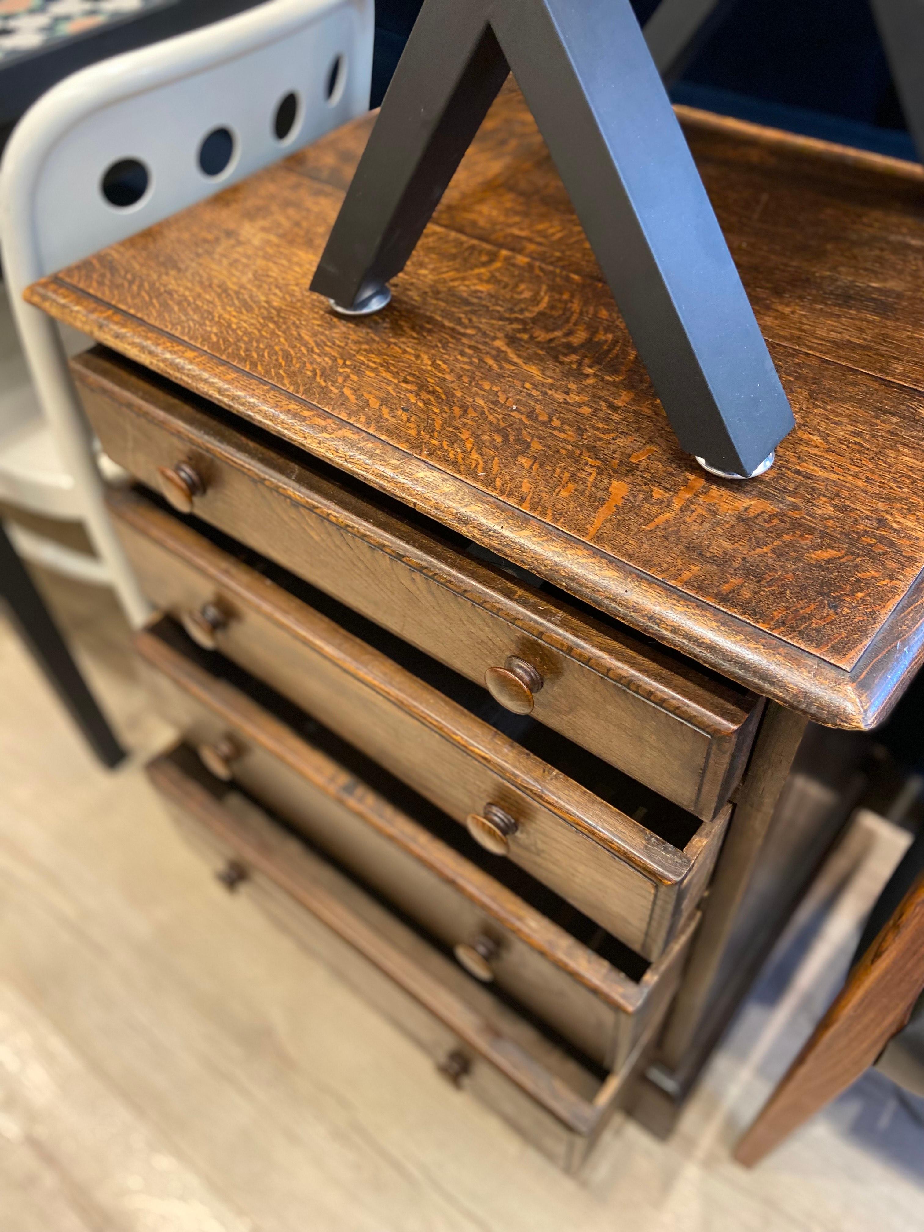 A beautifully charming vintage oak chest of drawers. 

Crafted from solid oak, this piece features four spacious drawers, offering both vintage style and practical storage. 

The chest has a rich darker wood that highlights its stunning natural