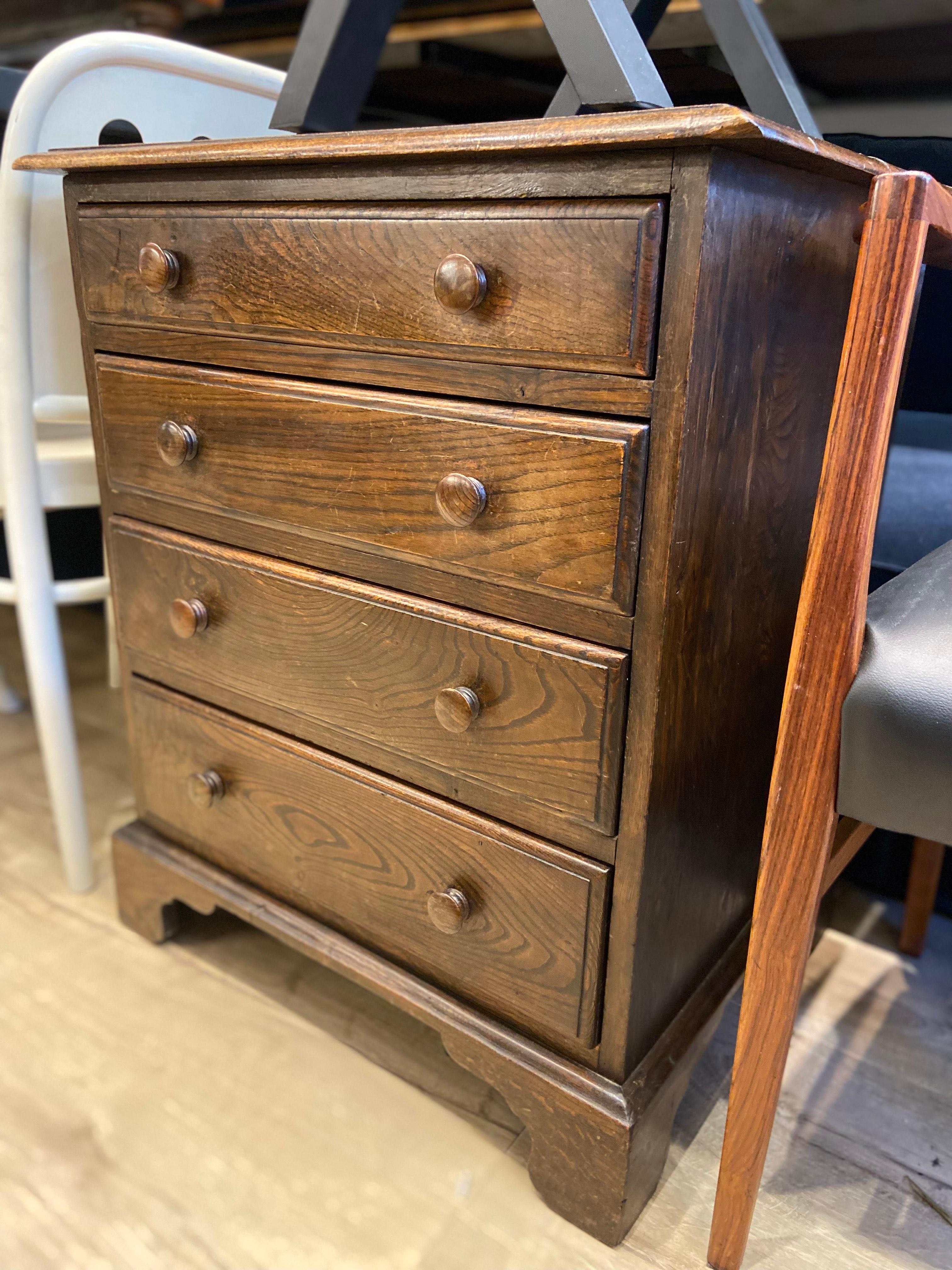 Vintage Oak Chest Of Drawers In Good Condition For Sale In London, GB