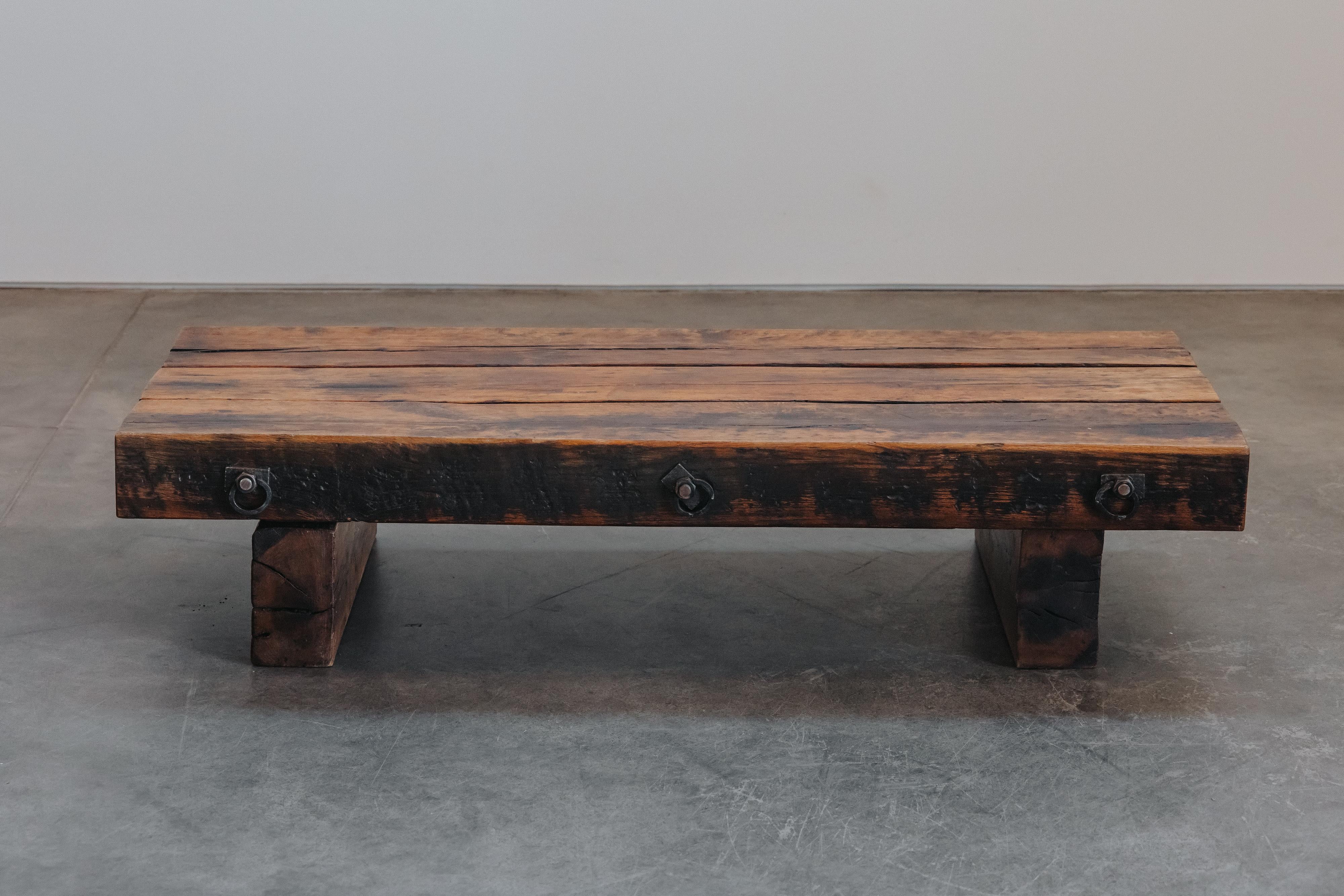 Mesa baja vintage de roble procedente de Francia, circa 1960 Europeo en venta