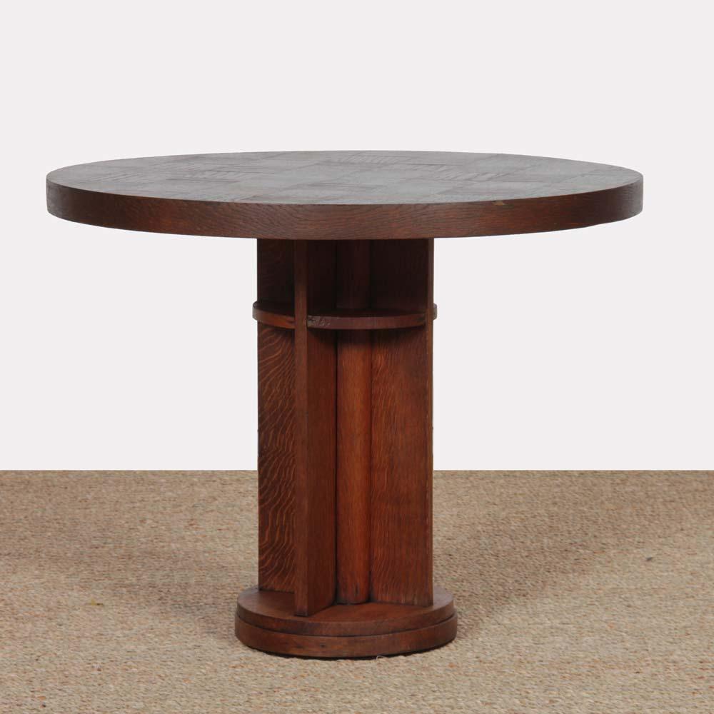 This vintage coffee table is made of oak. It is a French work from the 1950s. The circular top features a checkerboard pattern. This piece of furniture has been restored.