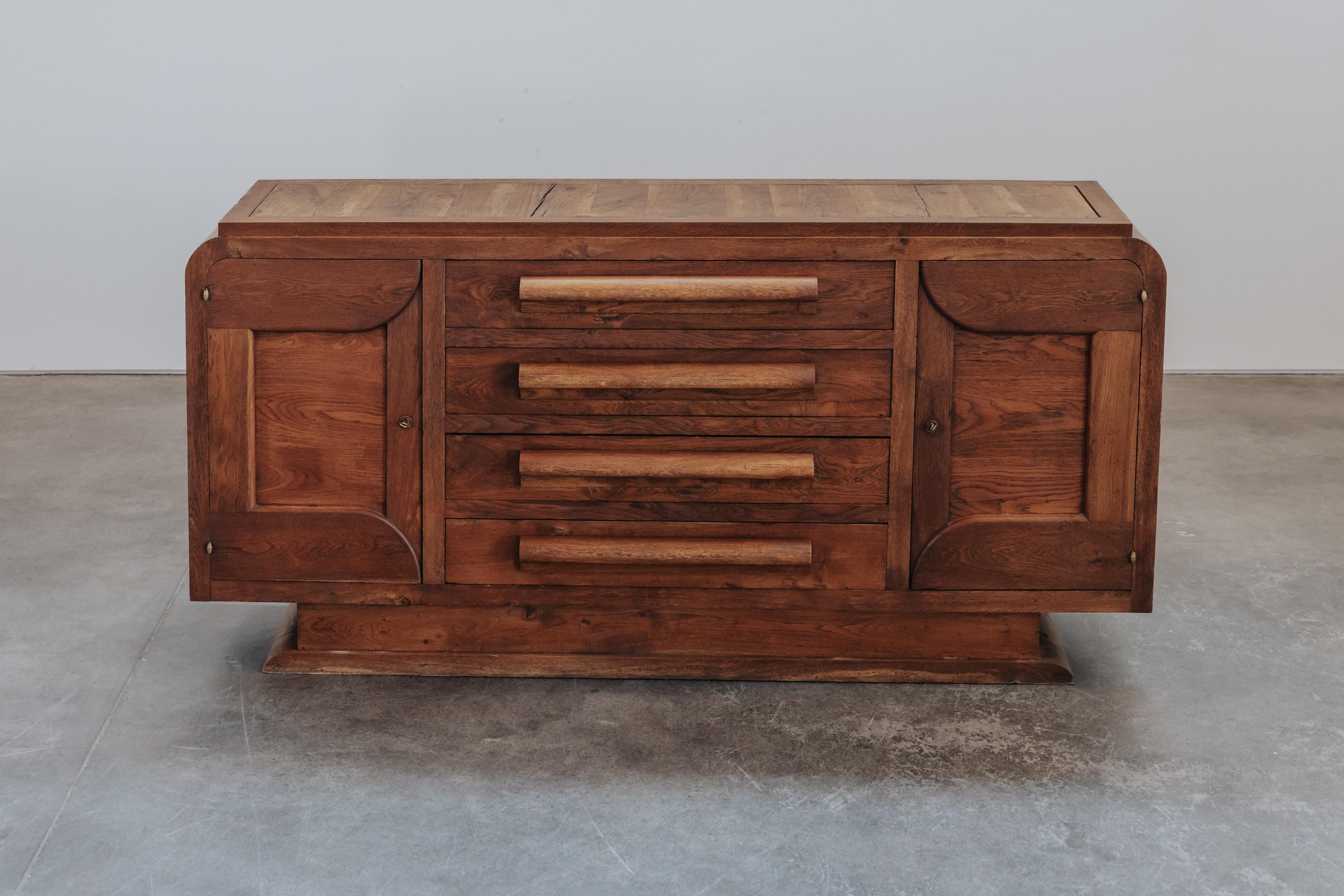 Credenza vintage in Oak proveniente dalla Francia, circa 1960.  Struttura in rovere massiccio con ferramenta originale.  Modello molto funzionale con usura e uso leggero.
