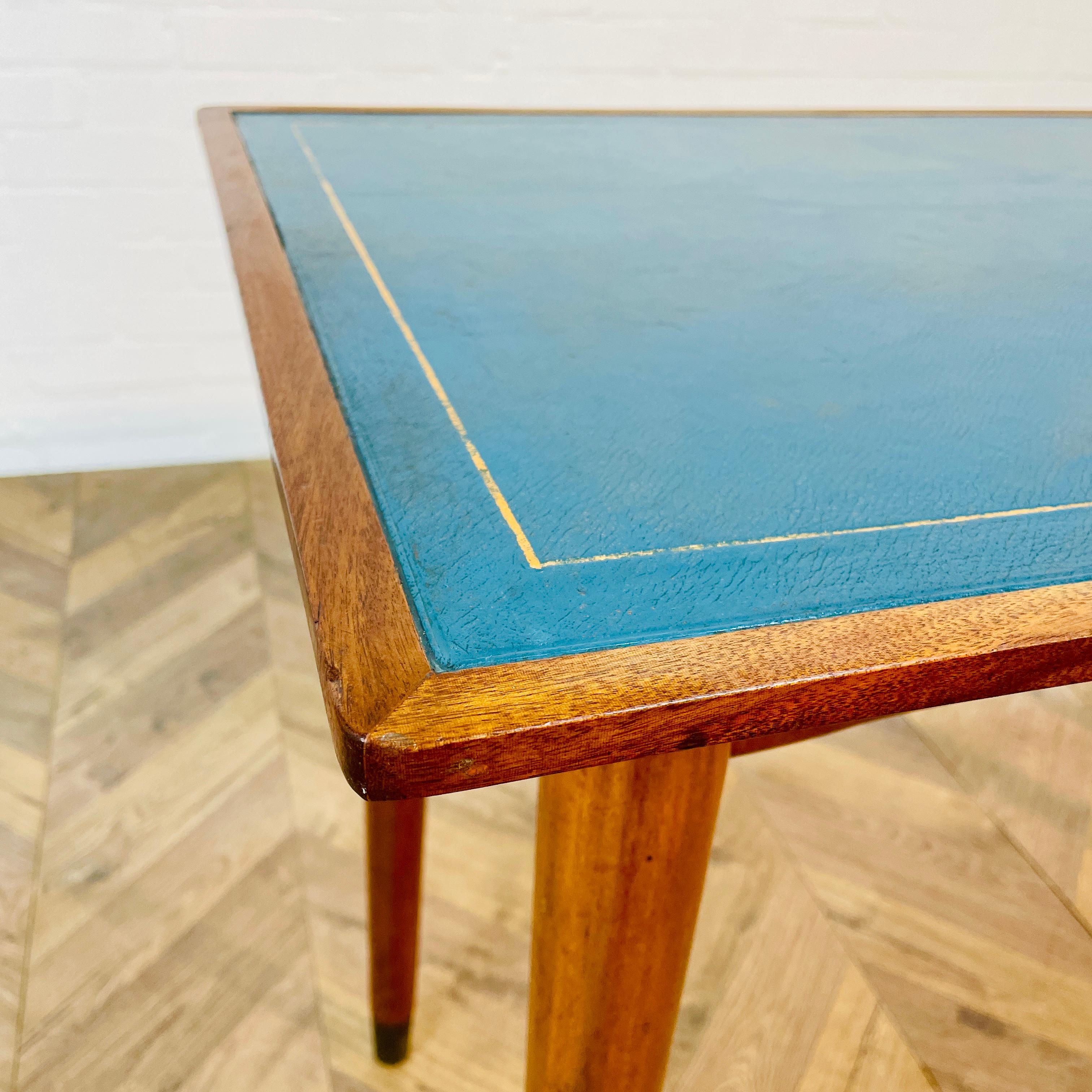 Scrivania vintage in Oak di 'Fergus Bridges Ltd' con piano in pelle blu, anni '50 4