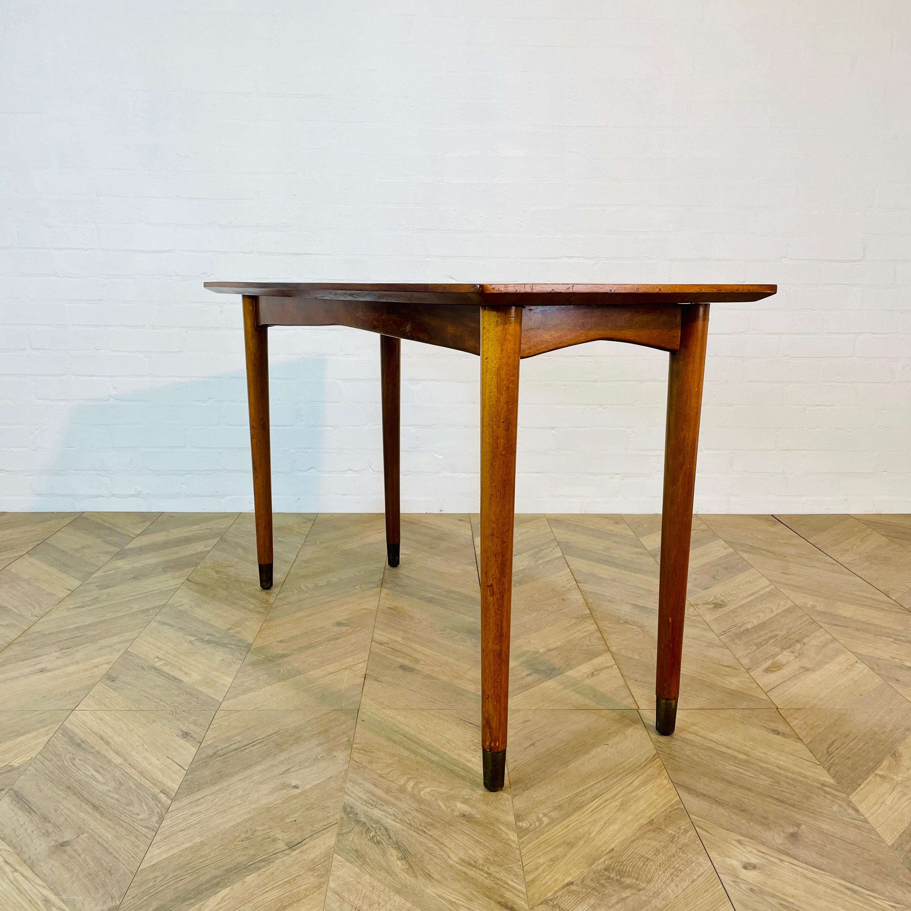 Scrivania vintage in Oak di 'Fergus Bridges Ltd' con piano in pelle blu, anni '50 6