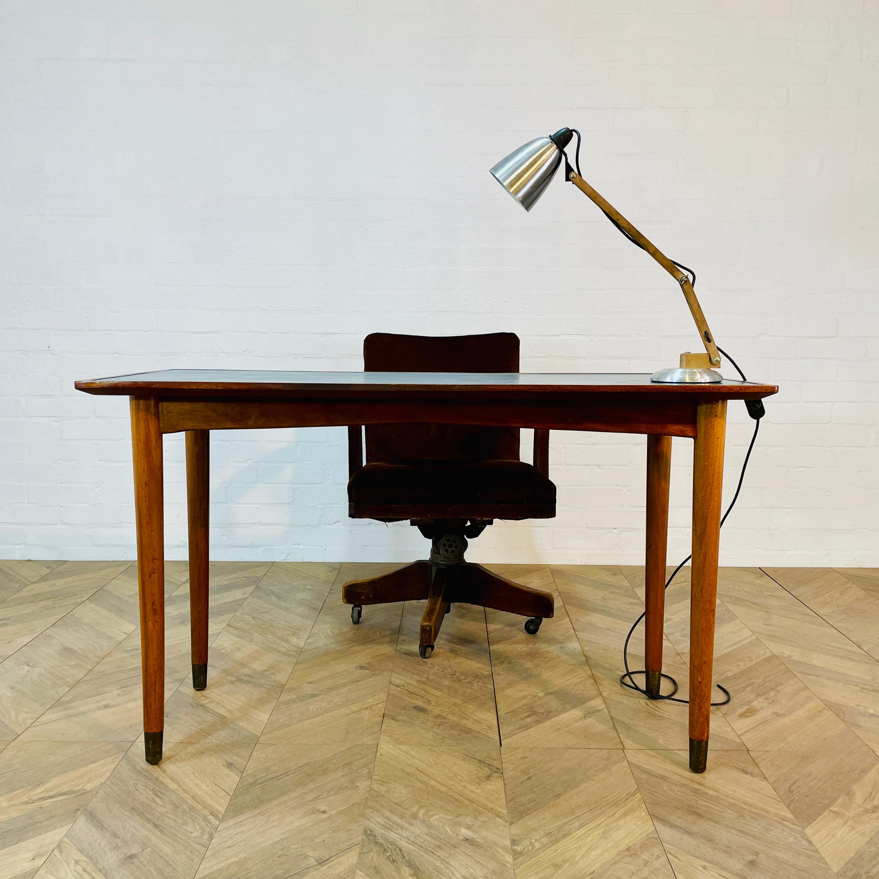 Scrivania vintage in Oak di 'Fergus Bridges Ltd' con piano in pelle blu, anni '50 7
