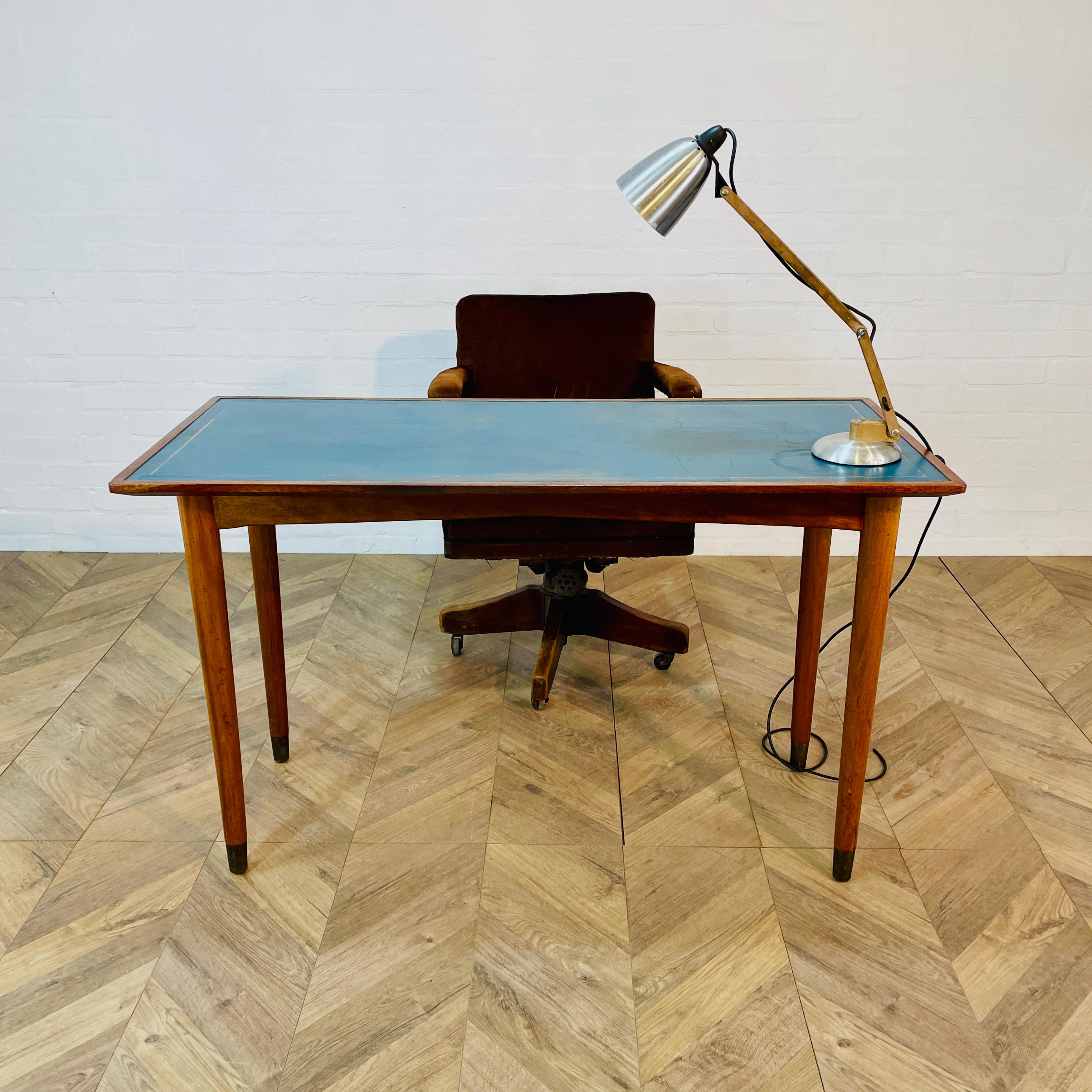 Scrivania vintage in Oak di 'Fergus Bridges Ltd' con piano in pelle blu, anni '50 8