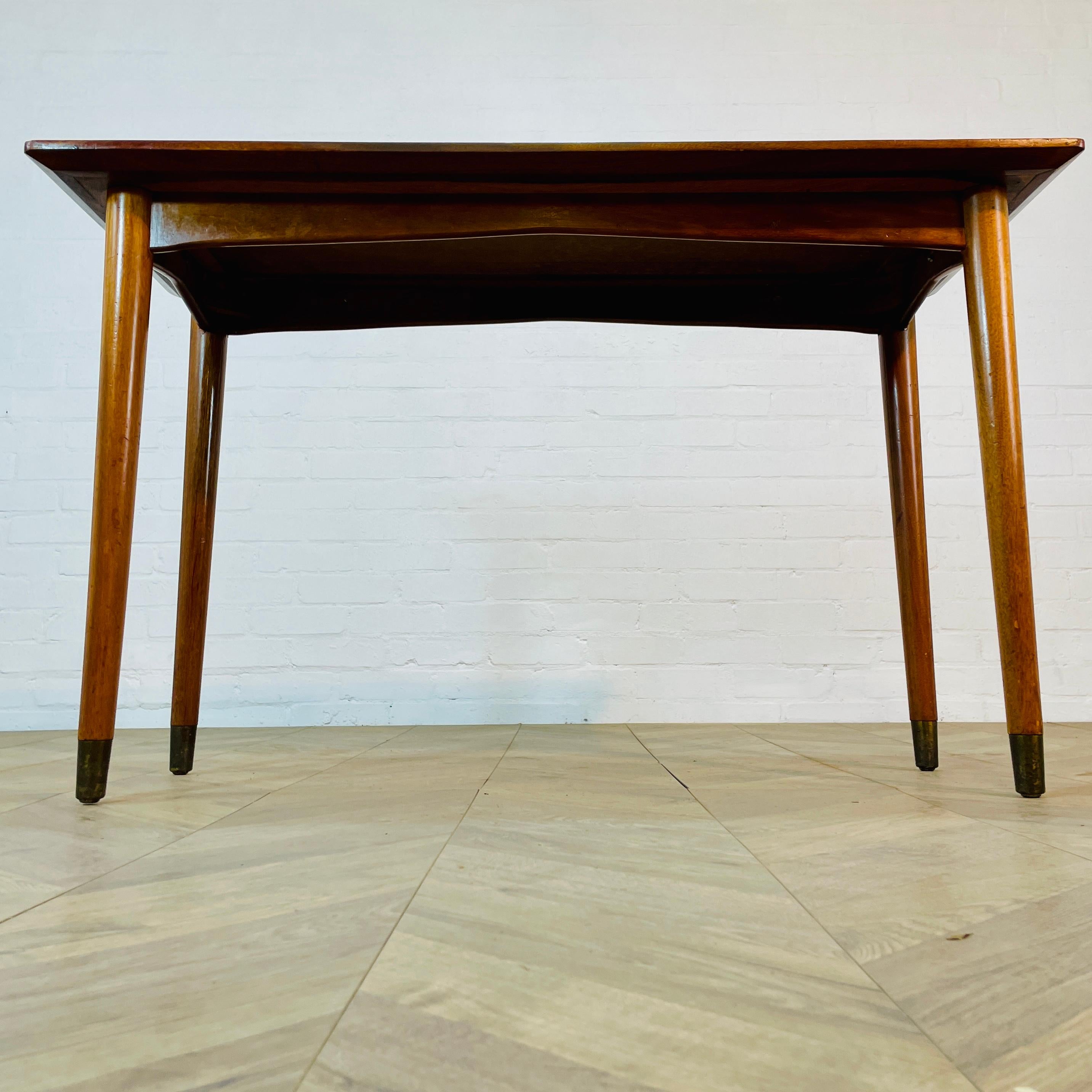 Scrivania vintage in Oak di 'Fergus Bridges Ltd' con piano in pelle blu, anni '50 9