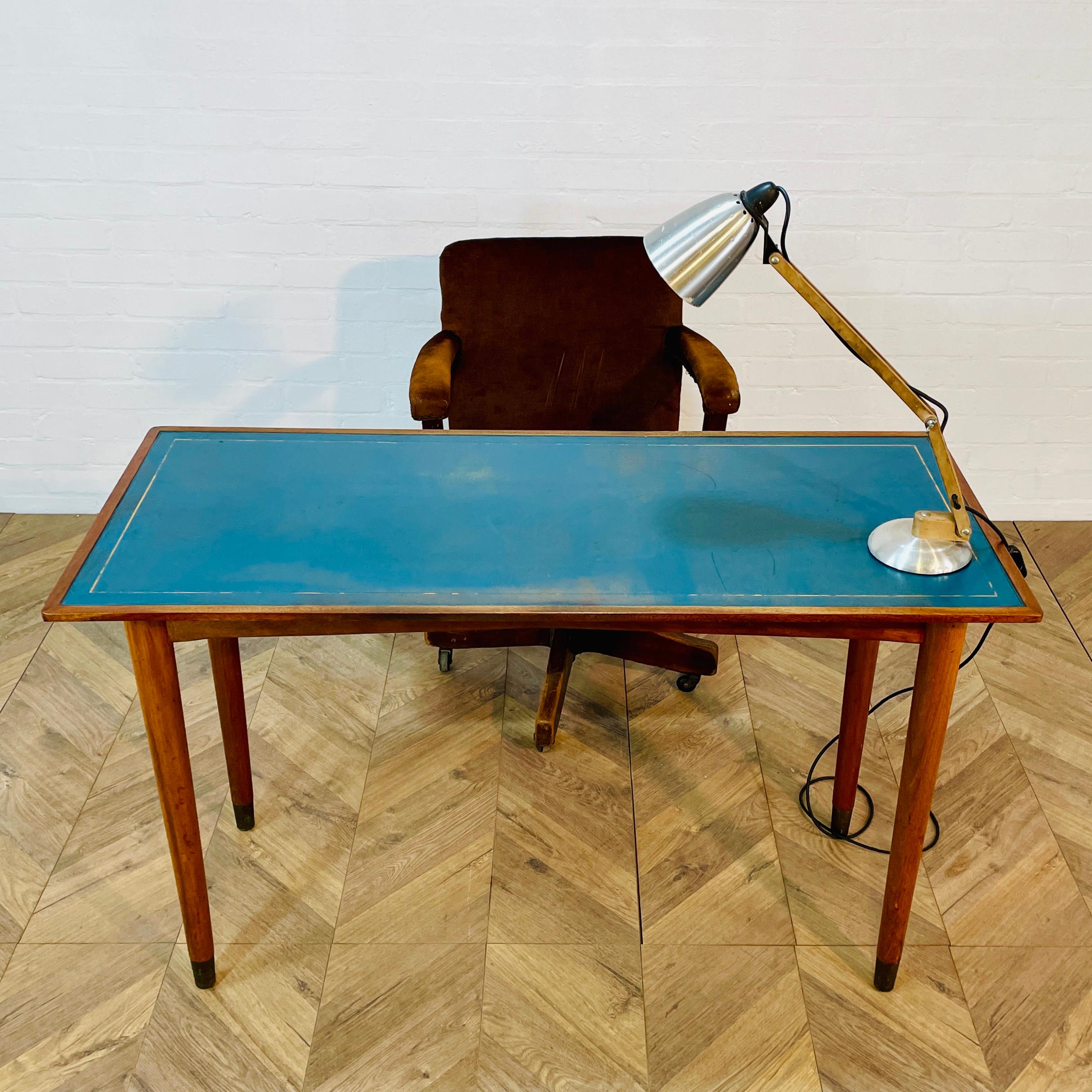 Scrivania vintage in Oak di 'Fergus Bridges Ltd' con piano in pelle blu, anni '50 10