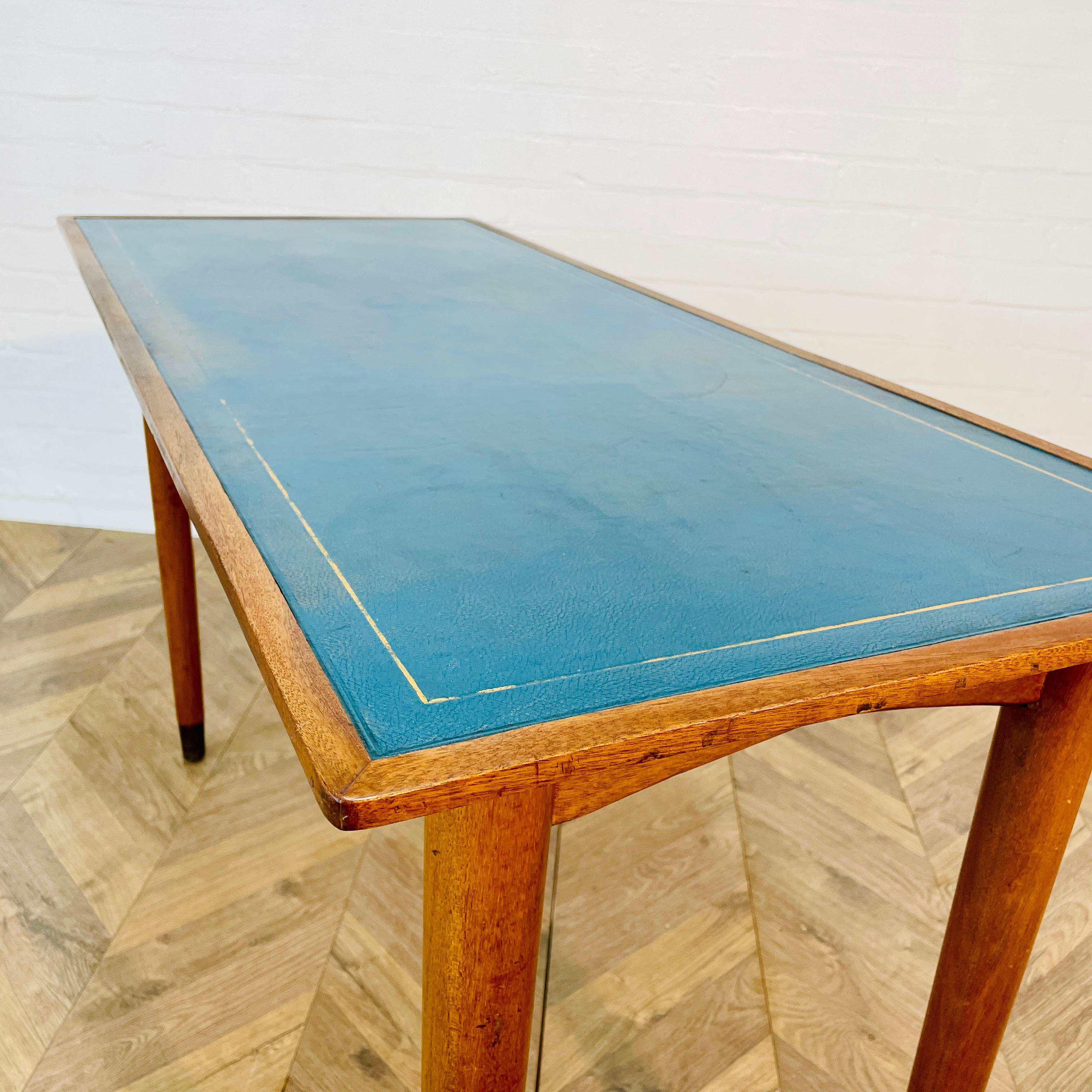 Scrivania vintage in Oak di 'Fergus Bridges Ltd' con piano in pelle blu, anni '50 11