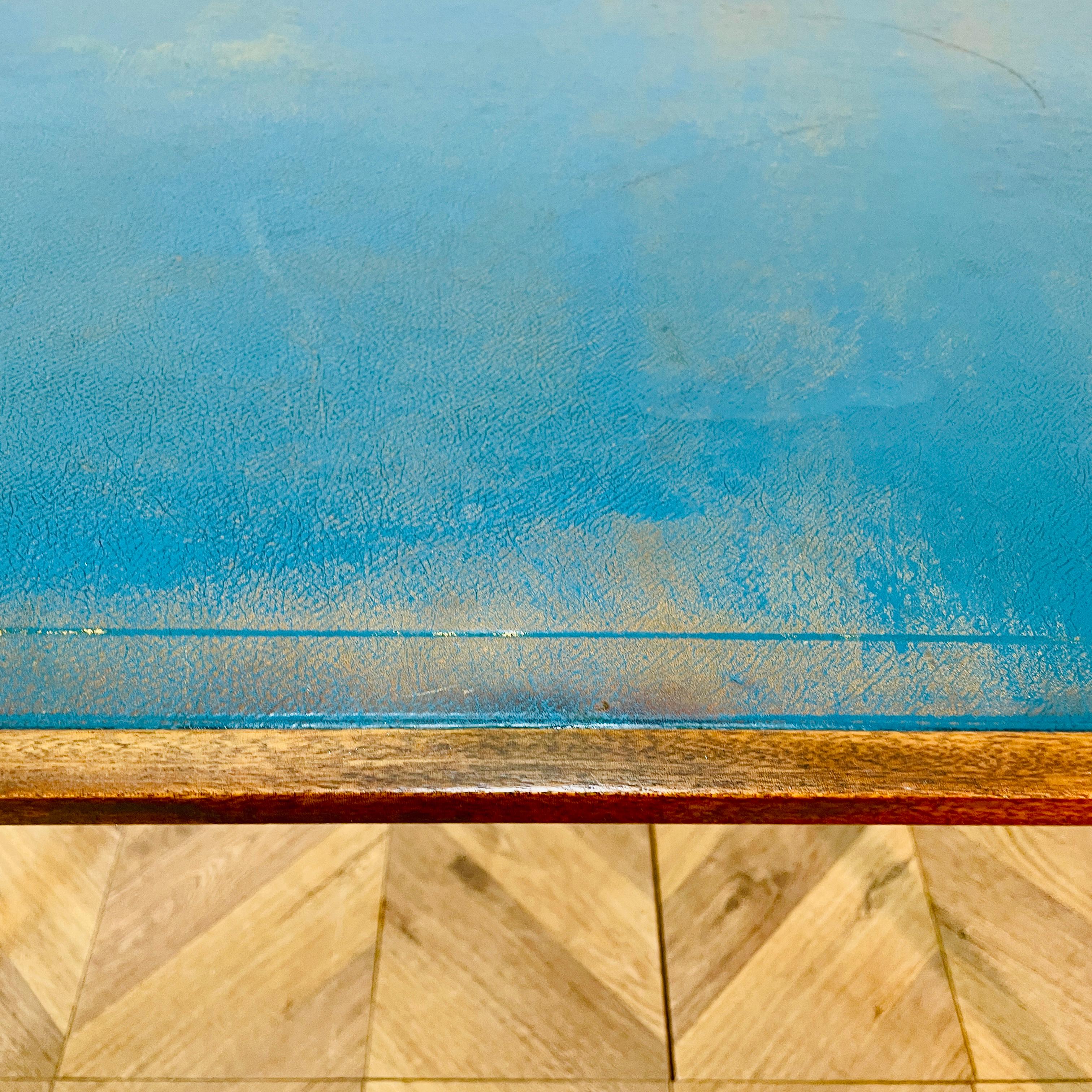 Scrivania vintage in Oak di 'Fergus Bridges Ltd' con piano in pelle blu, anni '50 12